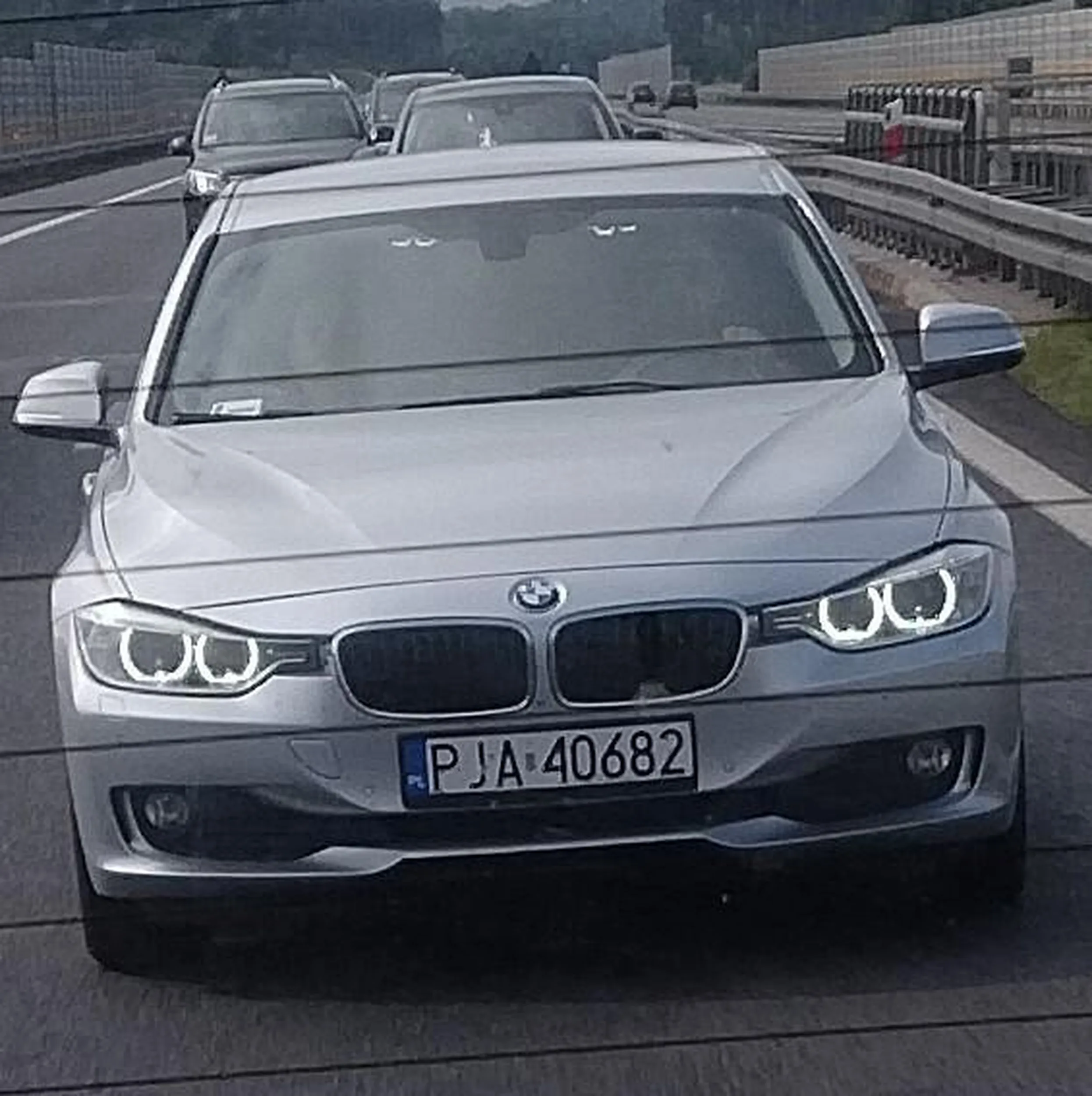 Pajac się udusi jak nie wyprzedzi. Trzyma się na zderzaku. Jeszcze jedzie na trzeciego bez kierunków