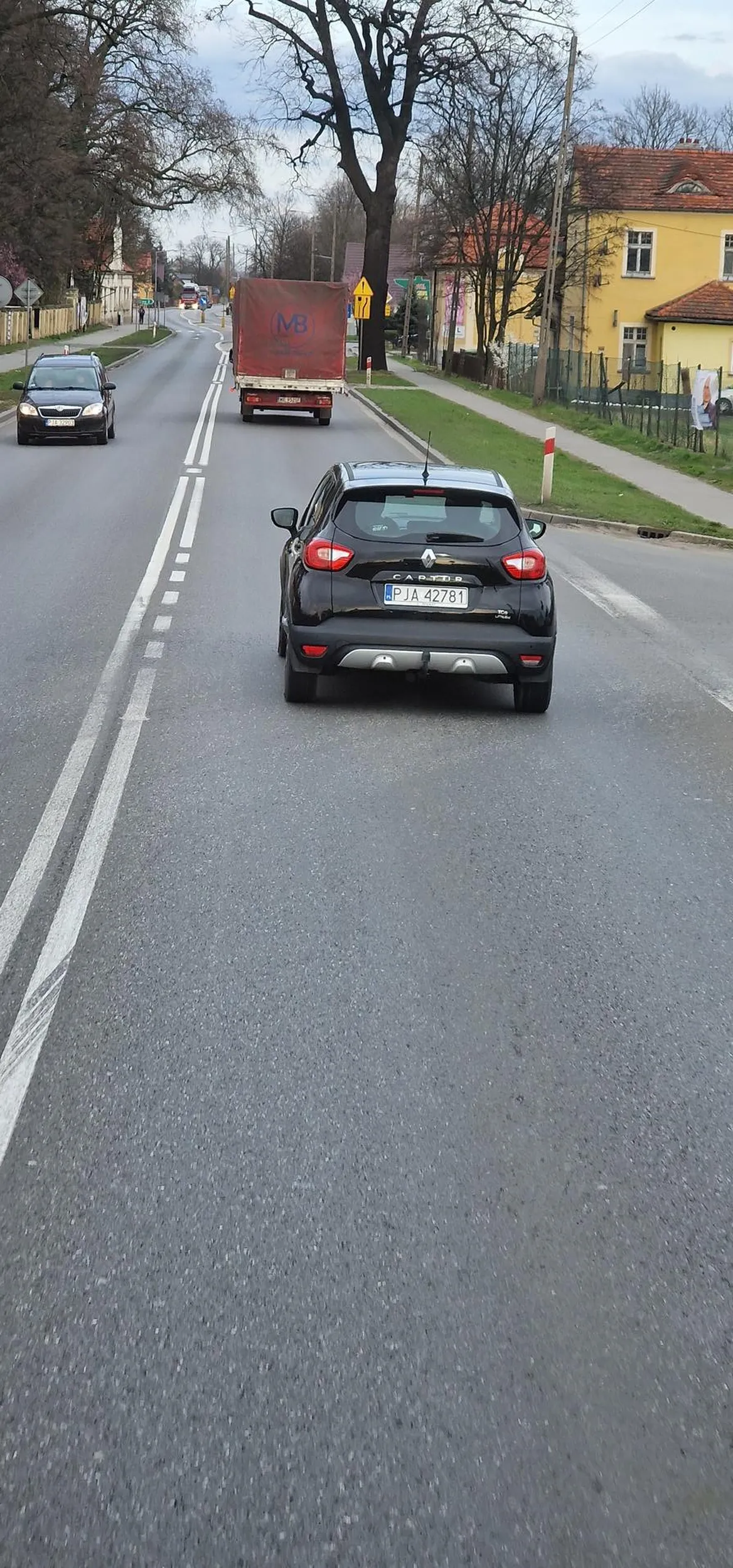 Pani wyjechała wprost pod ciężarówkę i zamiast gazu to ważniejszy był telefon na nogach lub szukała gazu ledwo wychamowalem