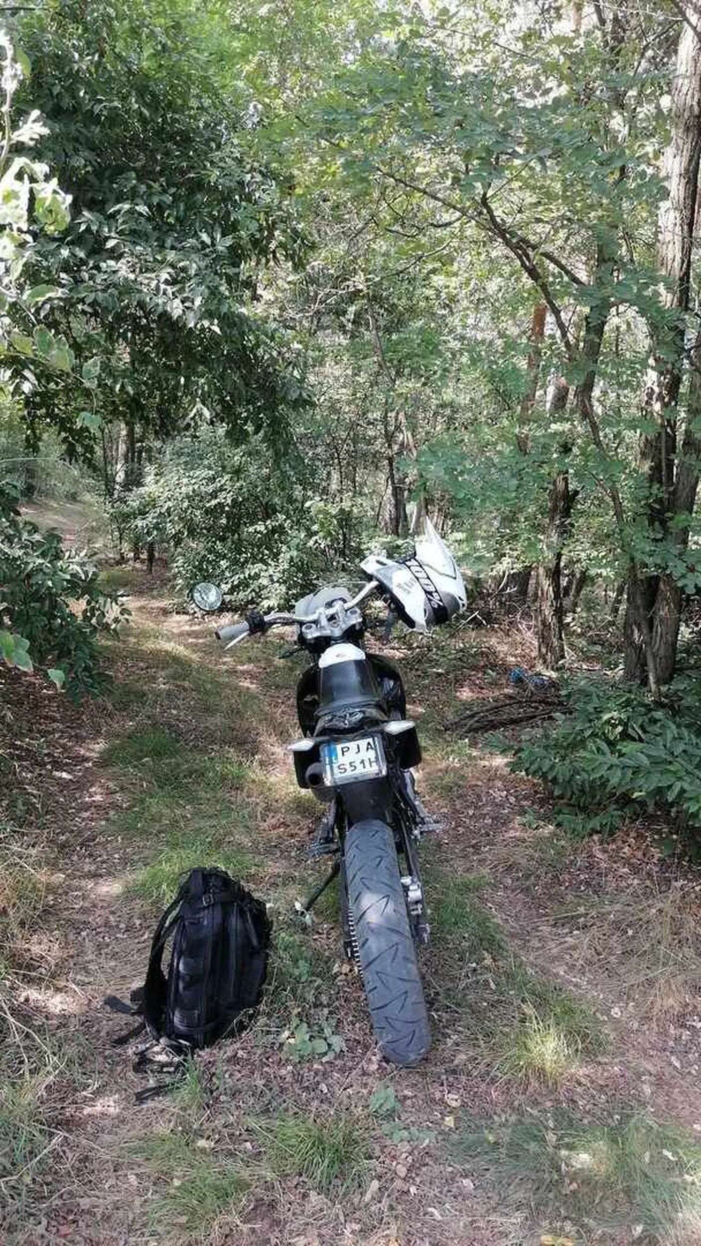 Kolega chyba nie za bardzo zna przepisy ruchu drogowego.Wyprzedza chodnikiem oraz opisuje się na stadionie w Goszczanowie.