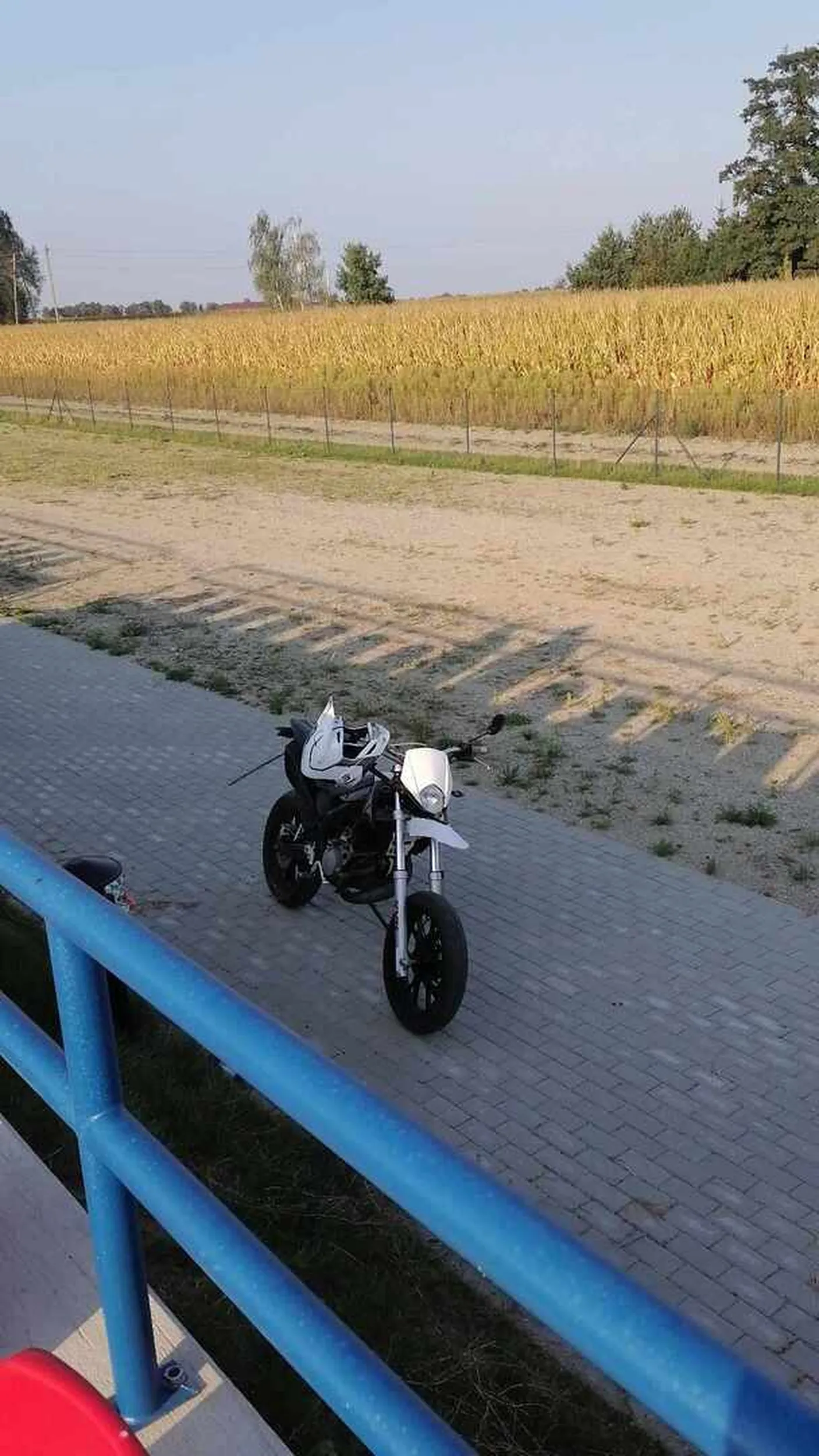 Kolega chyba nie za bardzo zna przepisy ruchu drogowego.Wyprzedza chodnikiem oraz opisuje się na stadionie w Goszczanowie.