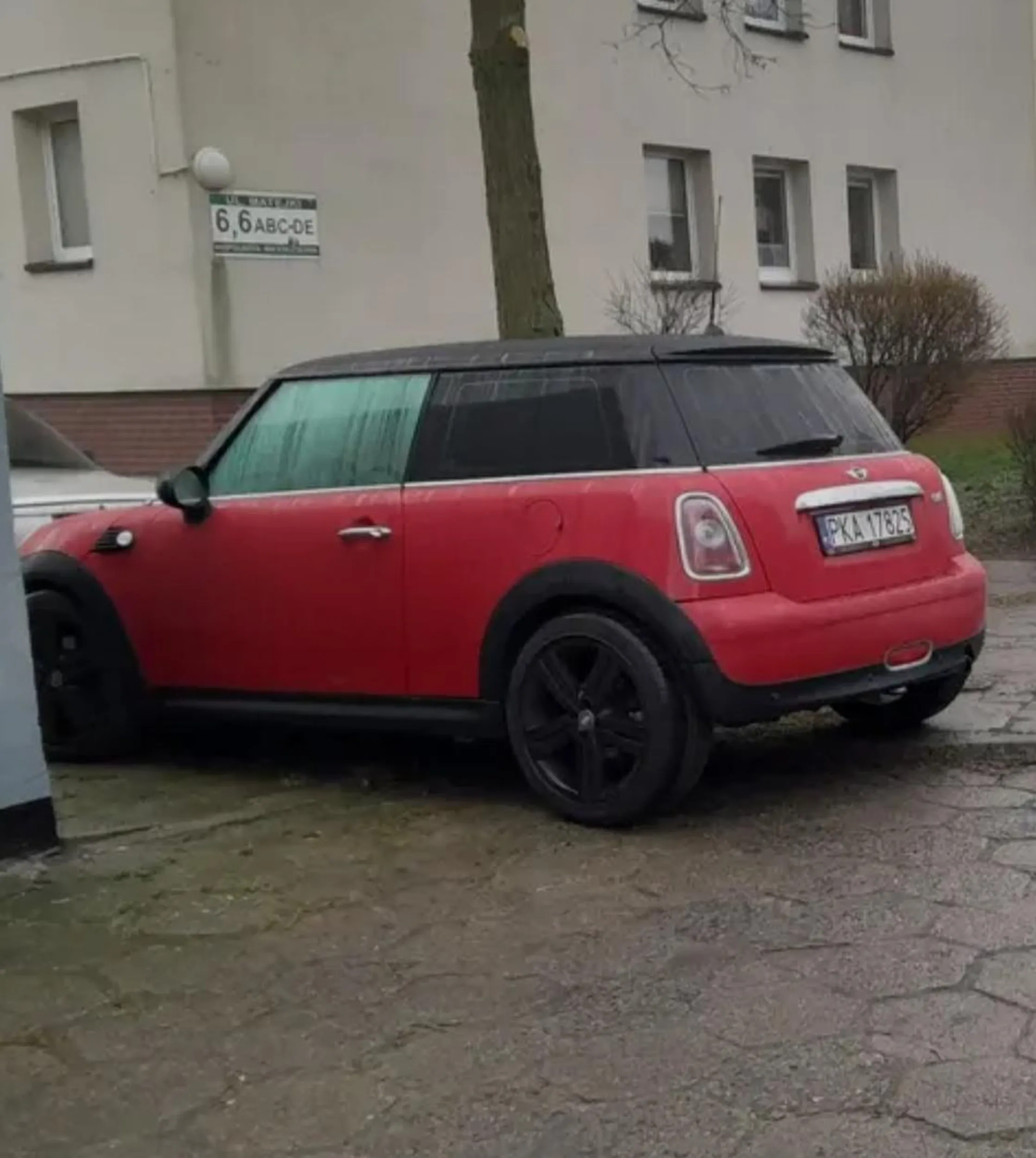 Cymbał z czerwonego mini parkuje blokując wjazd dla karetki.
