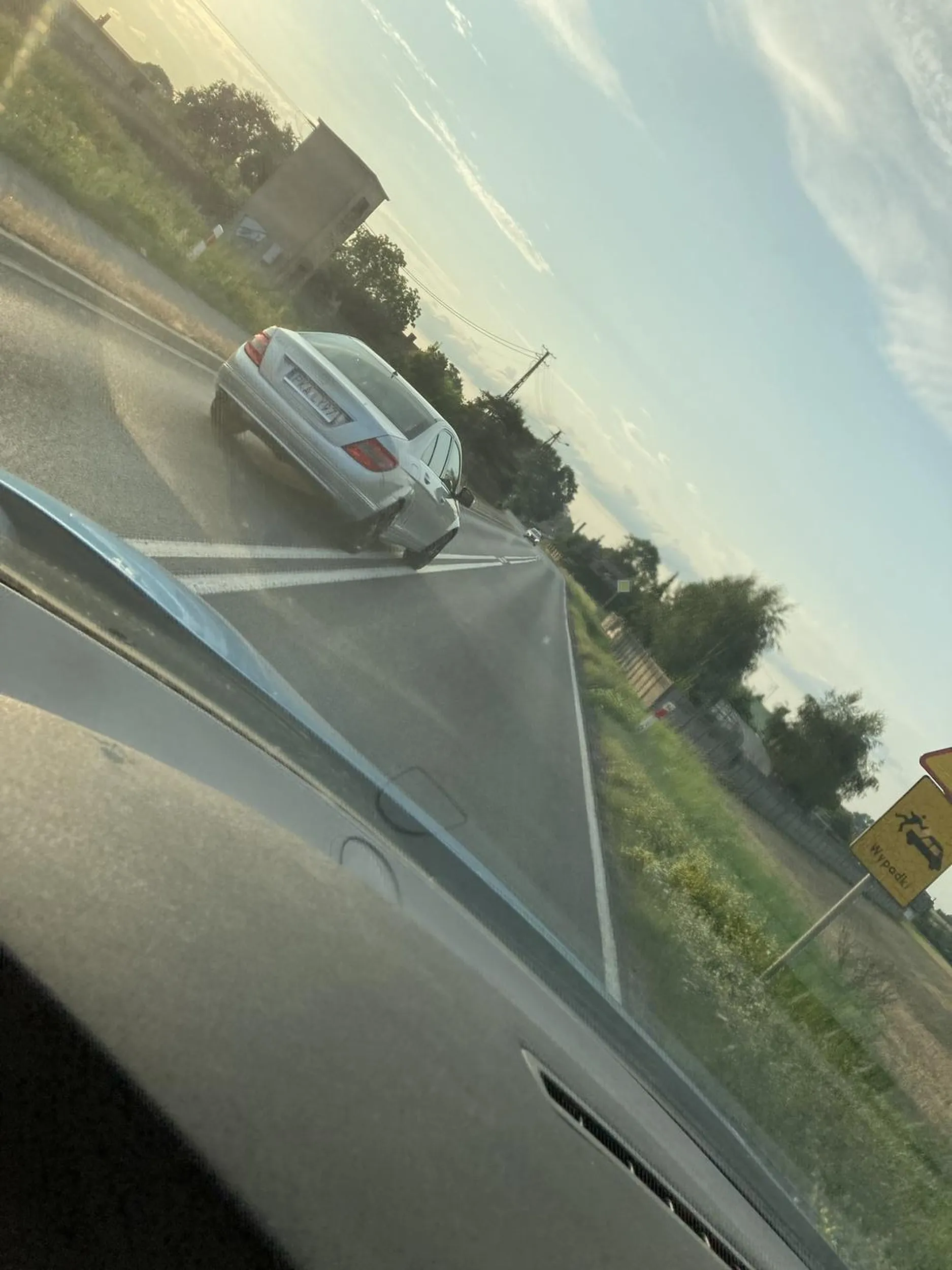 dzieciok dostał w niedziele od starego auto wiec na 40 i podwojnej ciaglej musi sie popisac