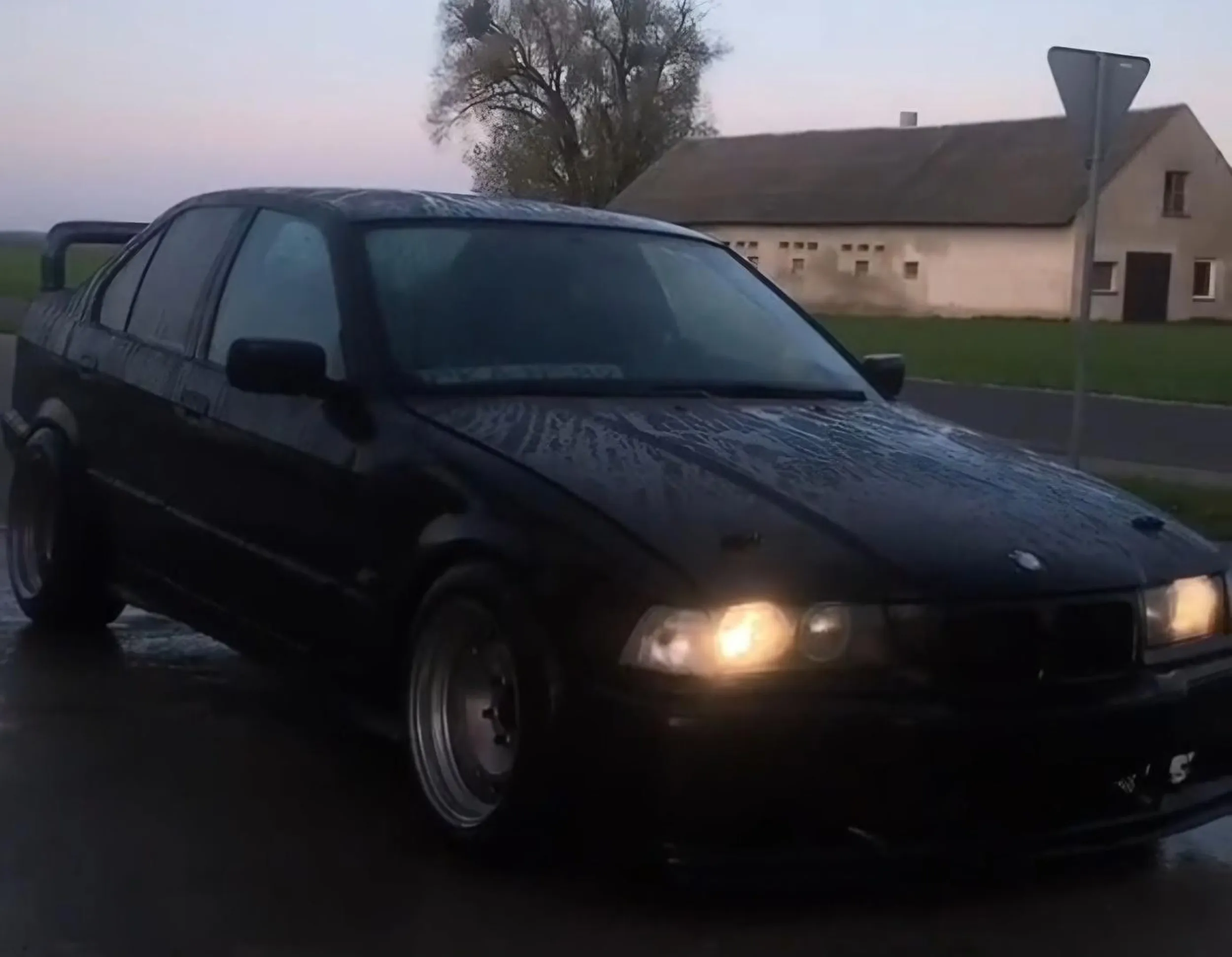 19 letni sebek auto se przerobil, ciekawe czy tak bedzie dbal o wykupienie polisy OC w przyszlym roku i wykonanie badania technicznego bo tego przy pozostalych pojazdach zrobic nie potrafil + przestepstwo podmiany blach miedzy pojazdami.