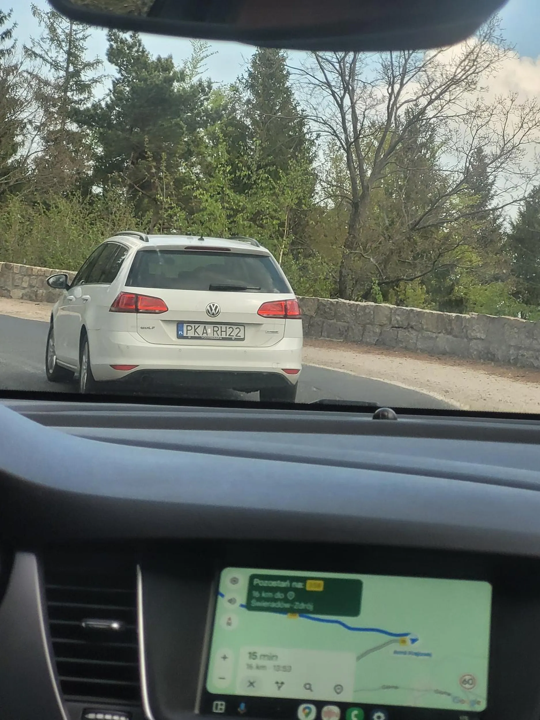 Jeździł całą drogą, przekraczał podwójną ciągłą na trasie Szklarska Poręba - Świeradów Zdrój.Styl jazdy wskazywał że kierowca mógł być pod wpływem alkocholu.