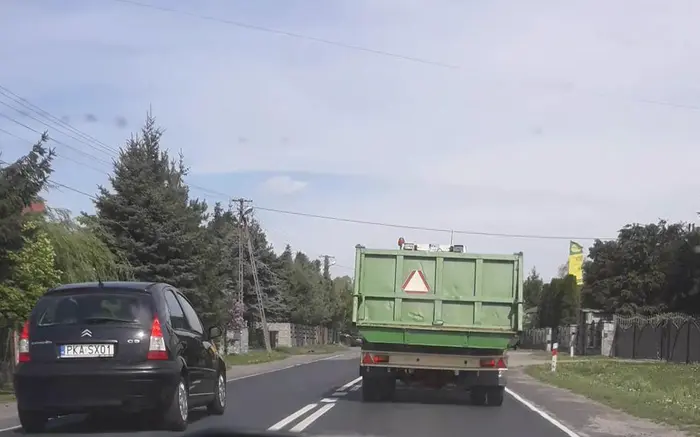Pędzi przez obszar zabudowany, przekracza linię podwójną ciągłą.