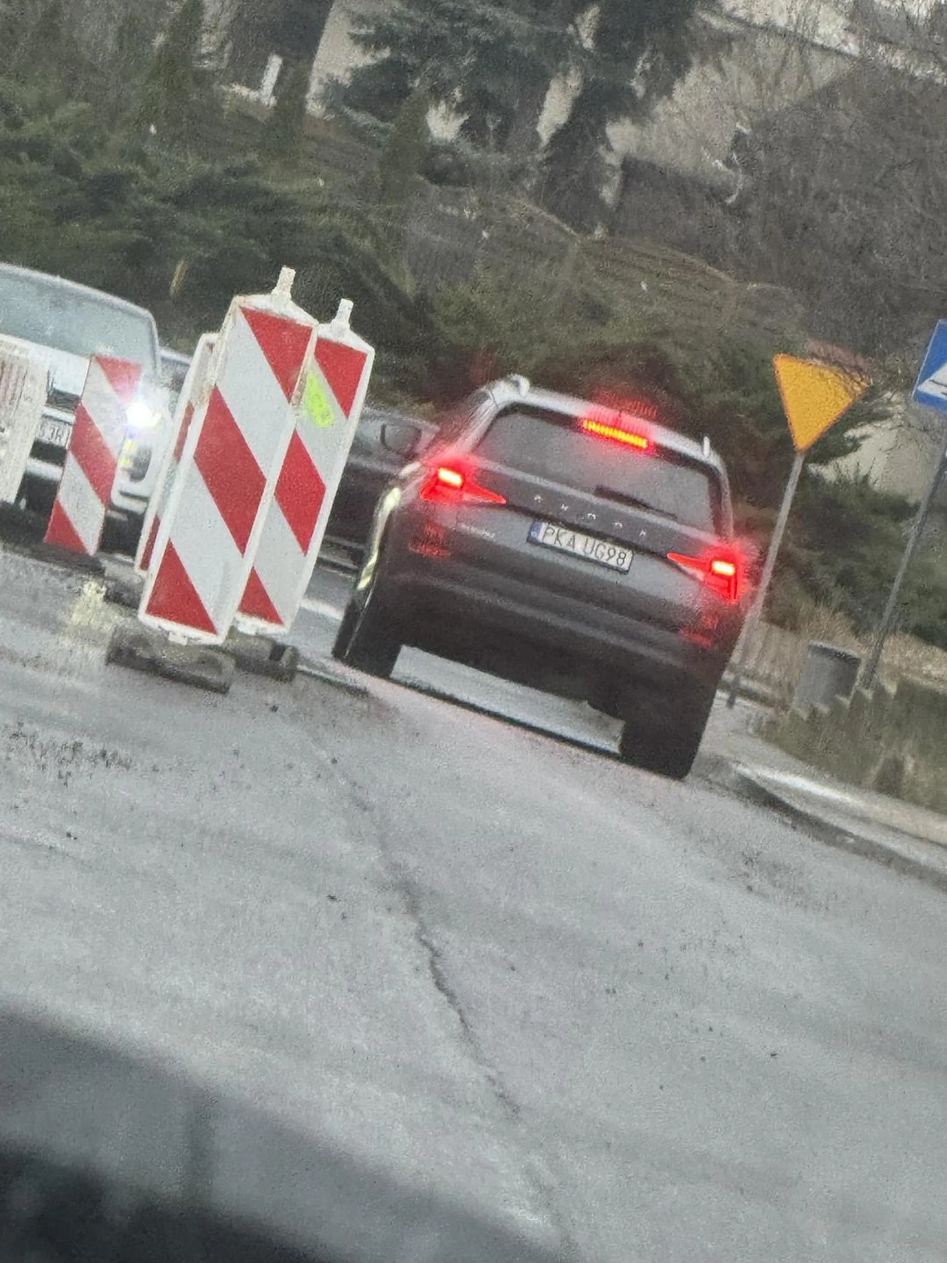 Półmózg jeżdżący pod prąd i udający ze nie widzi gdy ktoś mu zwraca uwagę.