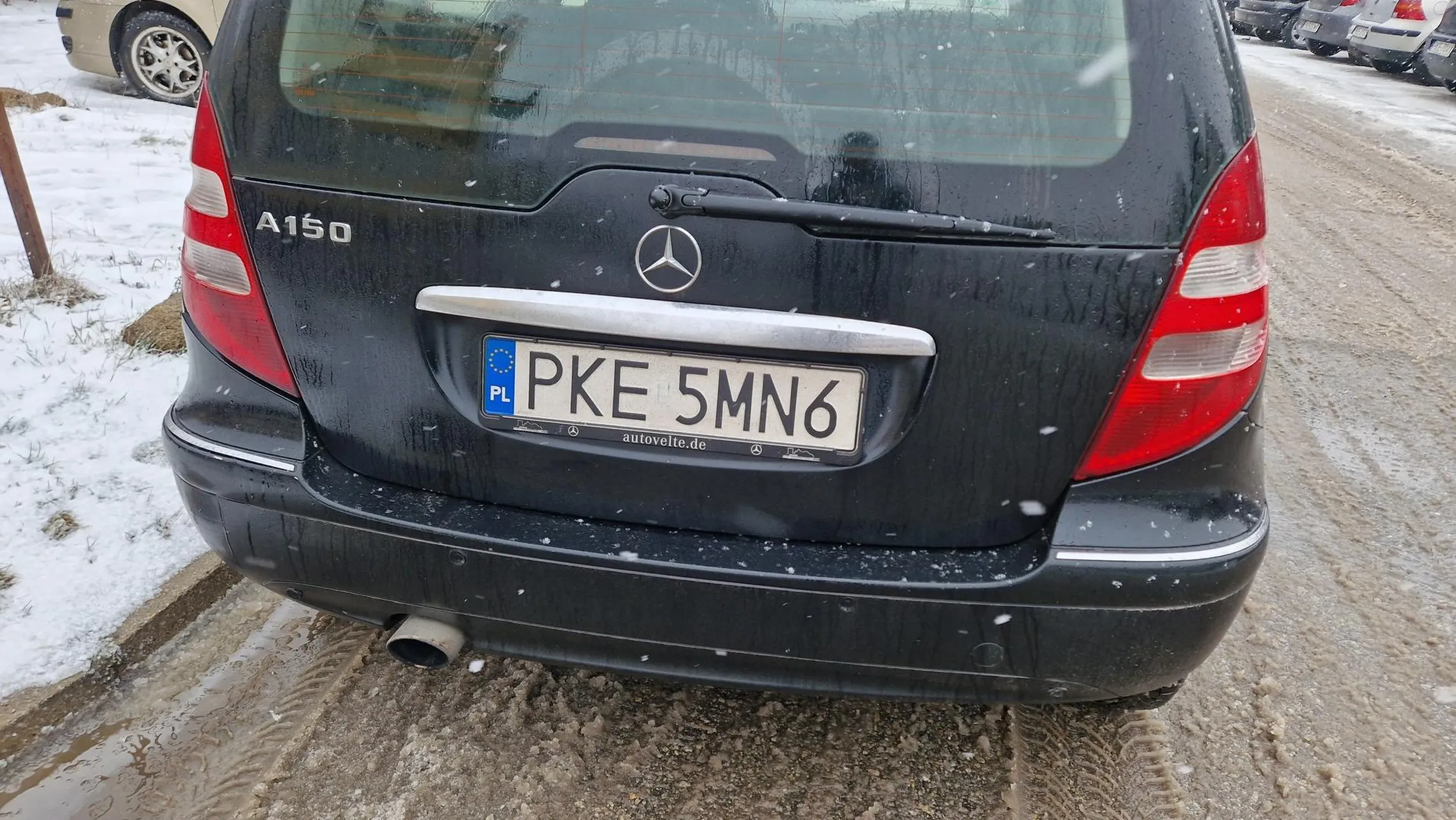 Top 10 najgorszych kierowców Nr.3 PKE 5MN6  ten kierowca lubi zastawiać ludzi w godzinach popołudniowych , szczególnie w miastach powiatowych.Gdy go spotkasz uważaj, sam pomimo bycia nie najlepszym kierowcą , użyje barwnego słownictwa aby ciebie przekonać że to jednak twoja wina bo przecież dał ci 20 cm . Pozatym to on ma rację prawda? Tylko na 20 minut zastawił, także to twoja wina że akurat byłeś nie w tym czasie co trzeba.