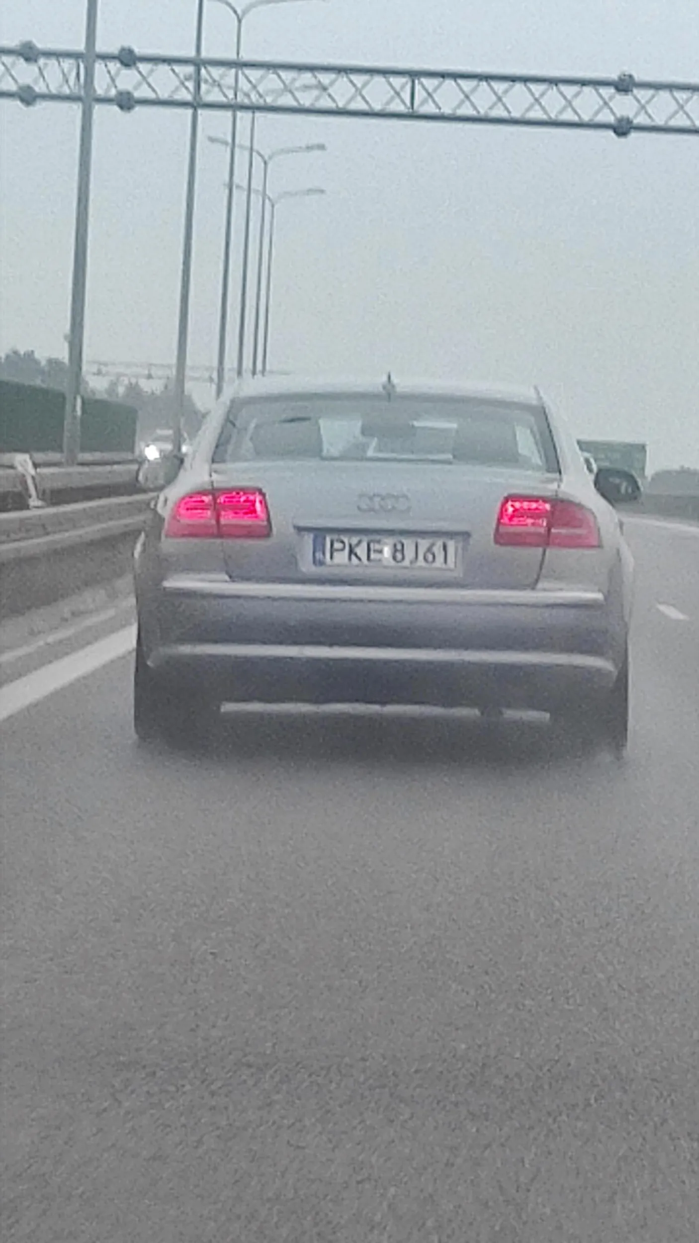 Narwany gówniarz w limuzynie przyspiesza i hamuje bez powodu