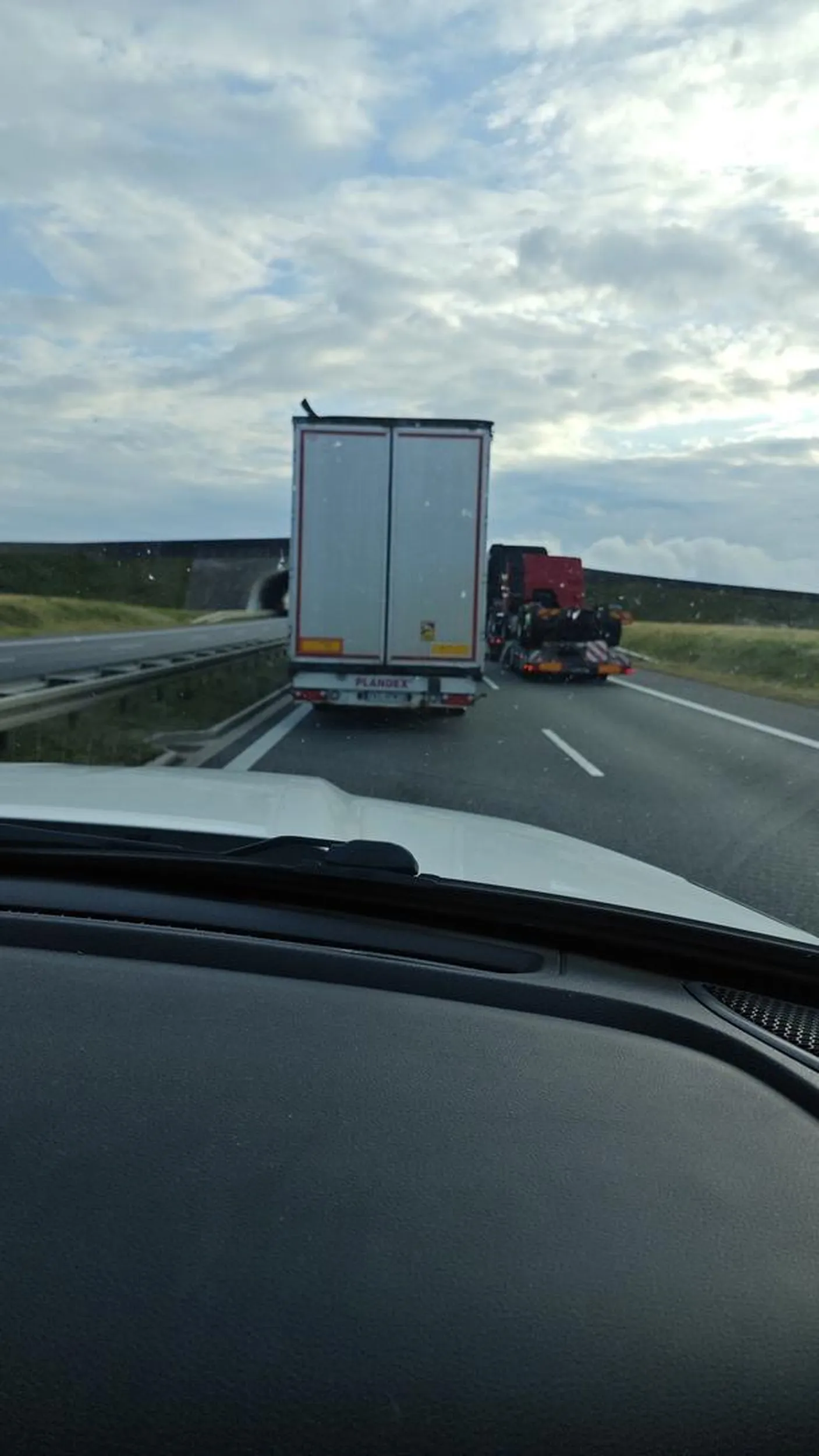 Kierowca samochodu ciężarowego wyprzedza 8 samochody ciężarowe pod rząd na drodze 2 pasmowej.