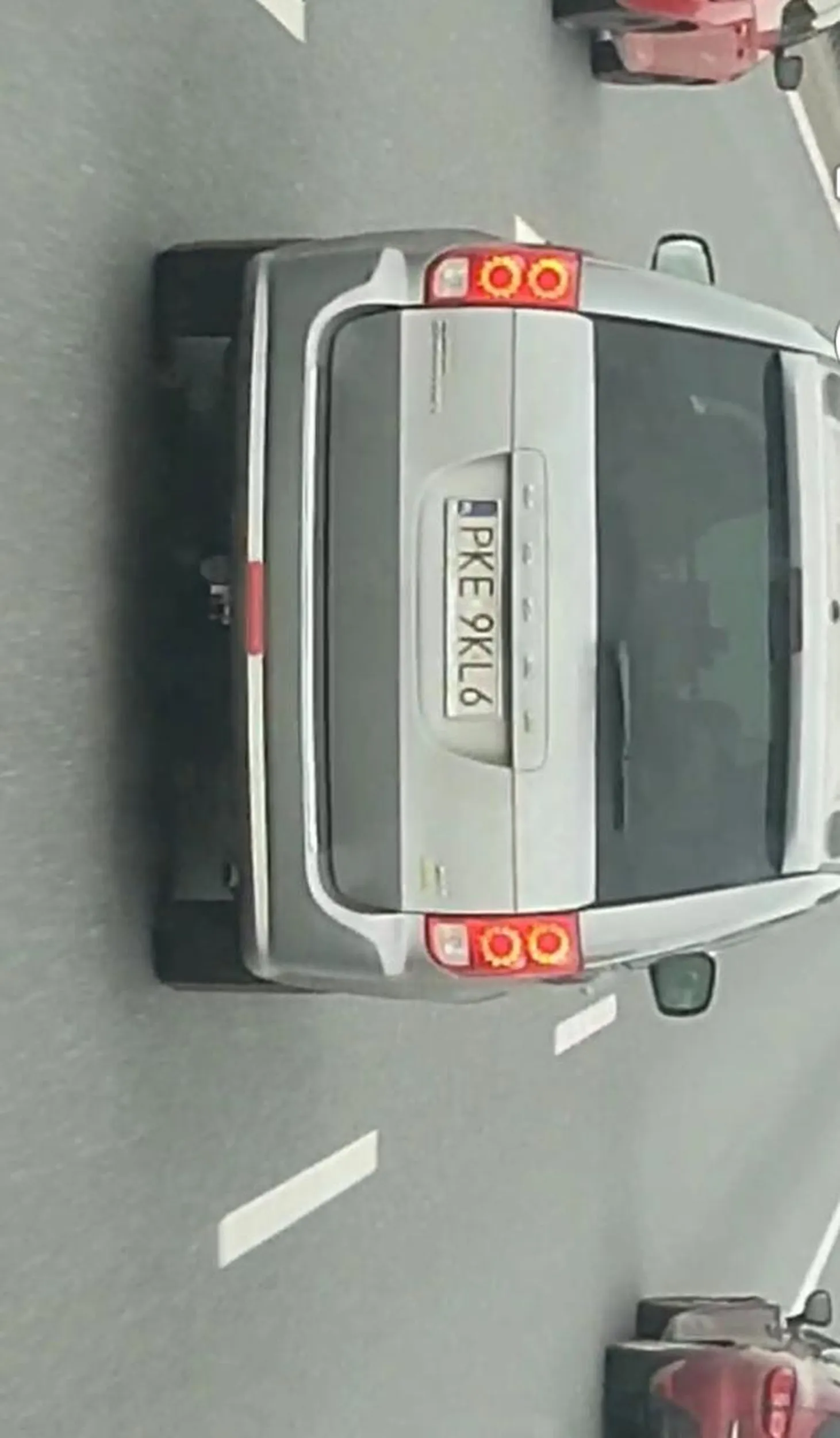 Hamuje specjalnie  Tiry przed maską na autostradzie.