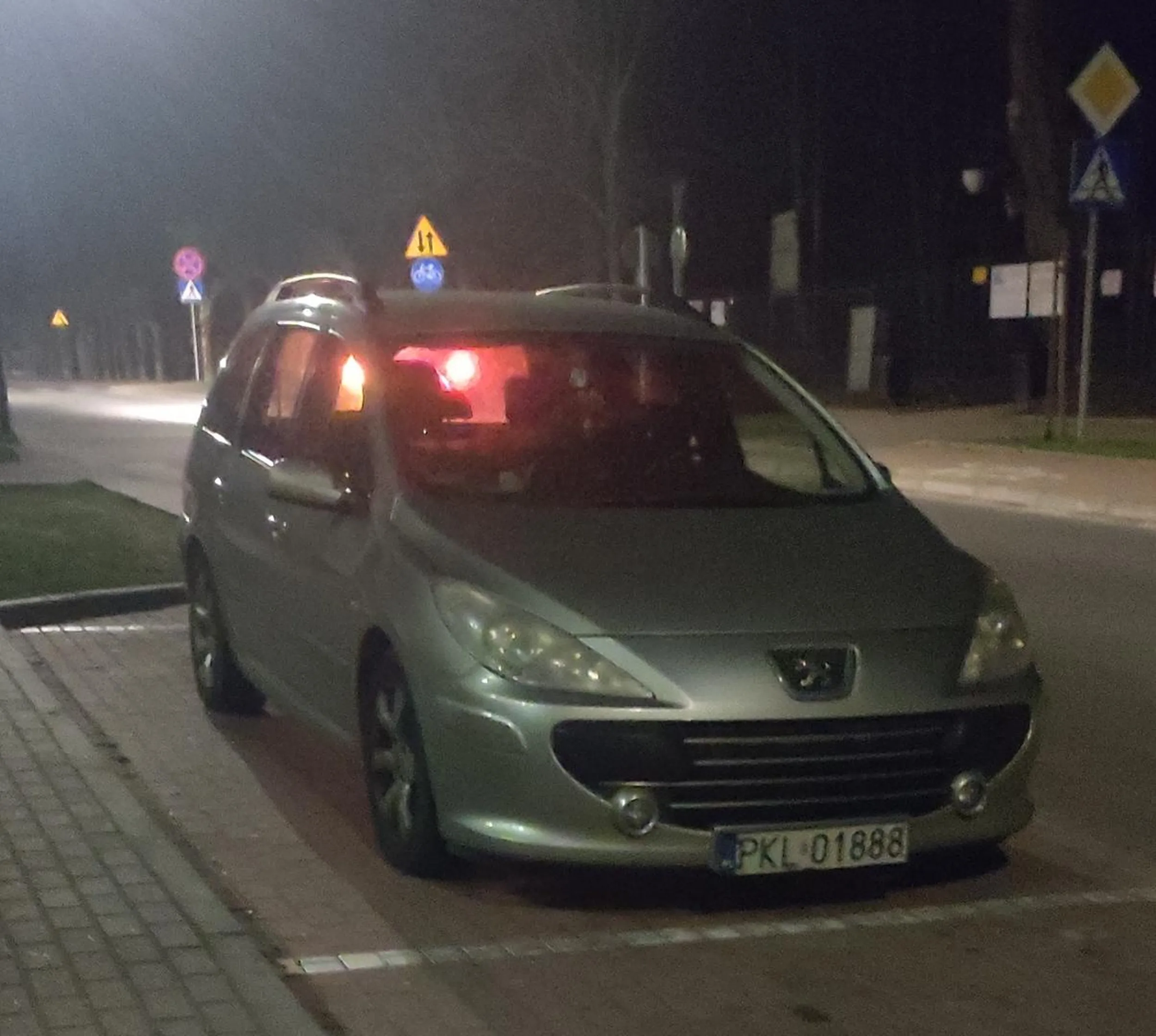 Przyjechał kierowca z rodzinka z Koła do Poddębic i zapomniał zabrać oczu. Wjechał pod prąd z premedytacją i zaparkował jakby nigdy nic. Gdy robiłem zdjęcie spał kierowca w aucie.