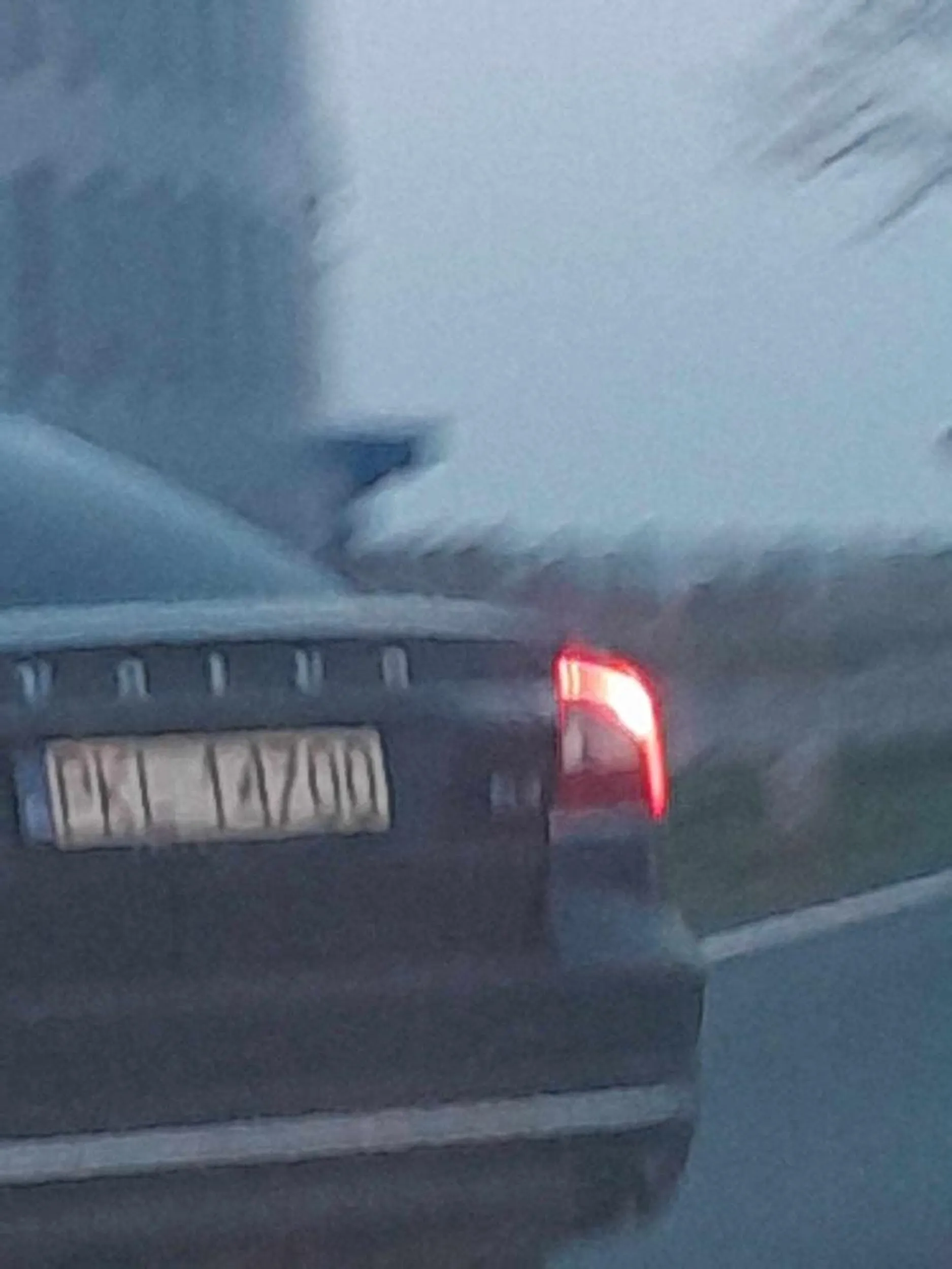 Kierowcy polecam następnym razem zabrać ze sobą mózg na drogę, bo nie dosc ze wjechał by mi w tył to jeszcze wyjechał prawie na czolowke w dodatku wyprzedzał na skrzyżowaniu także pierdolnij sie w glowe