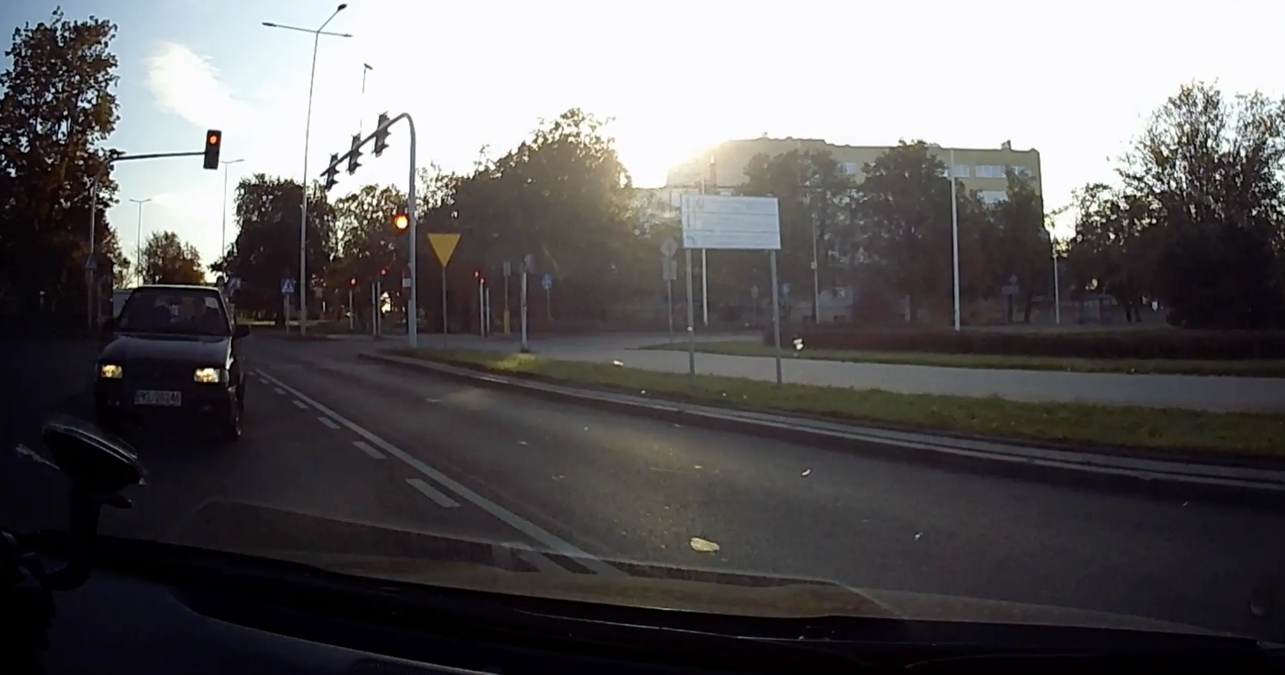 Pan wjechał pod prąd na skrzyżowaniu. Chyba nie do końca zrozumiał co zrobił.