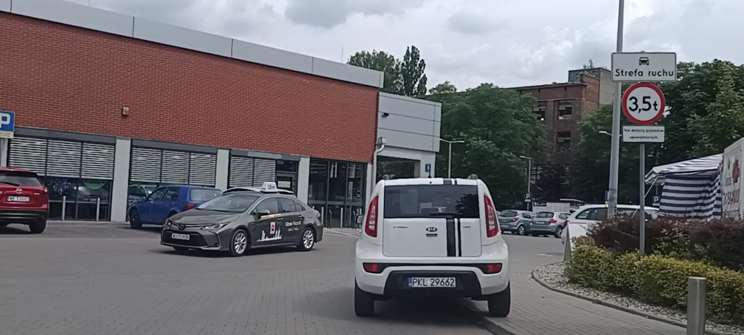 Ameba parkingowa stoi na chodniku i blokuje przejazd i przejście pieszym