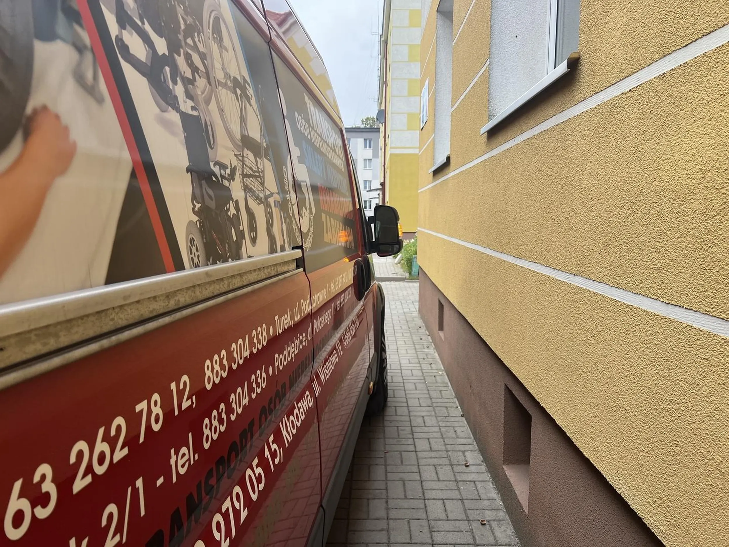 Parkowanie na chodniku, brak miejscach na przejście!