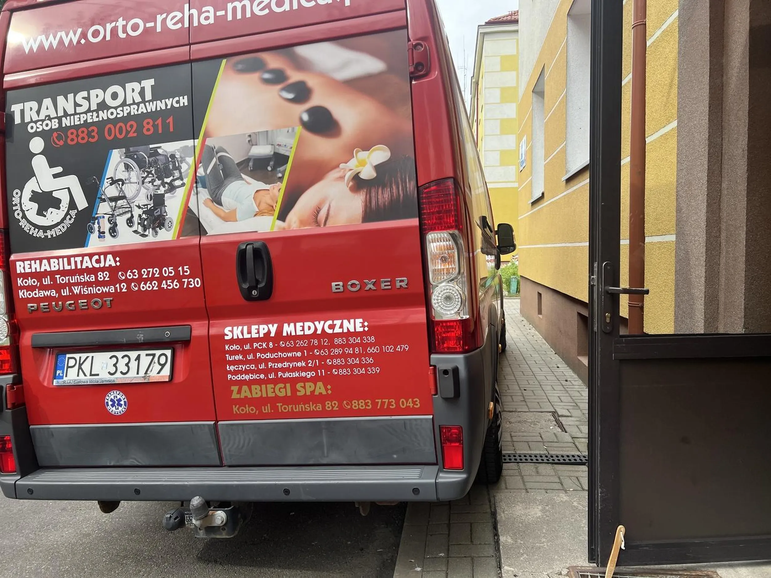 Parkowanie na chodniku, brak miejscach na przejście!