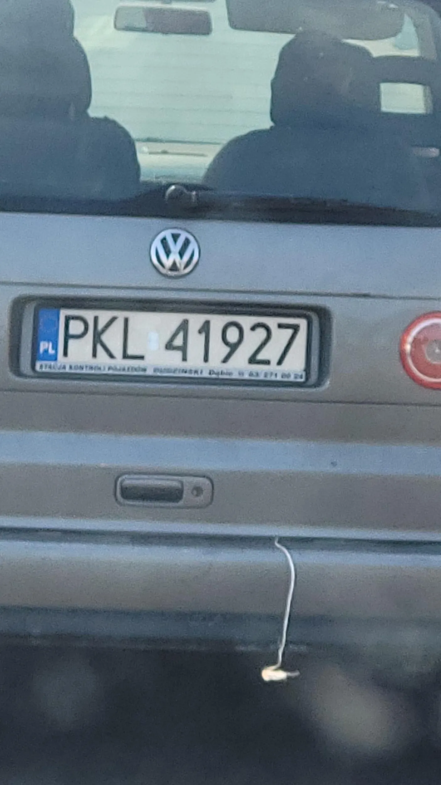 Miejscowość cząstków. Tennprzesympatyczny kierowca i jego kolega wywalaja smieci przez oknp podczas jazdy. Nie pozdrawiam