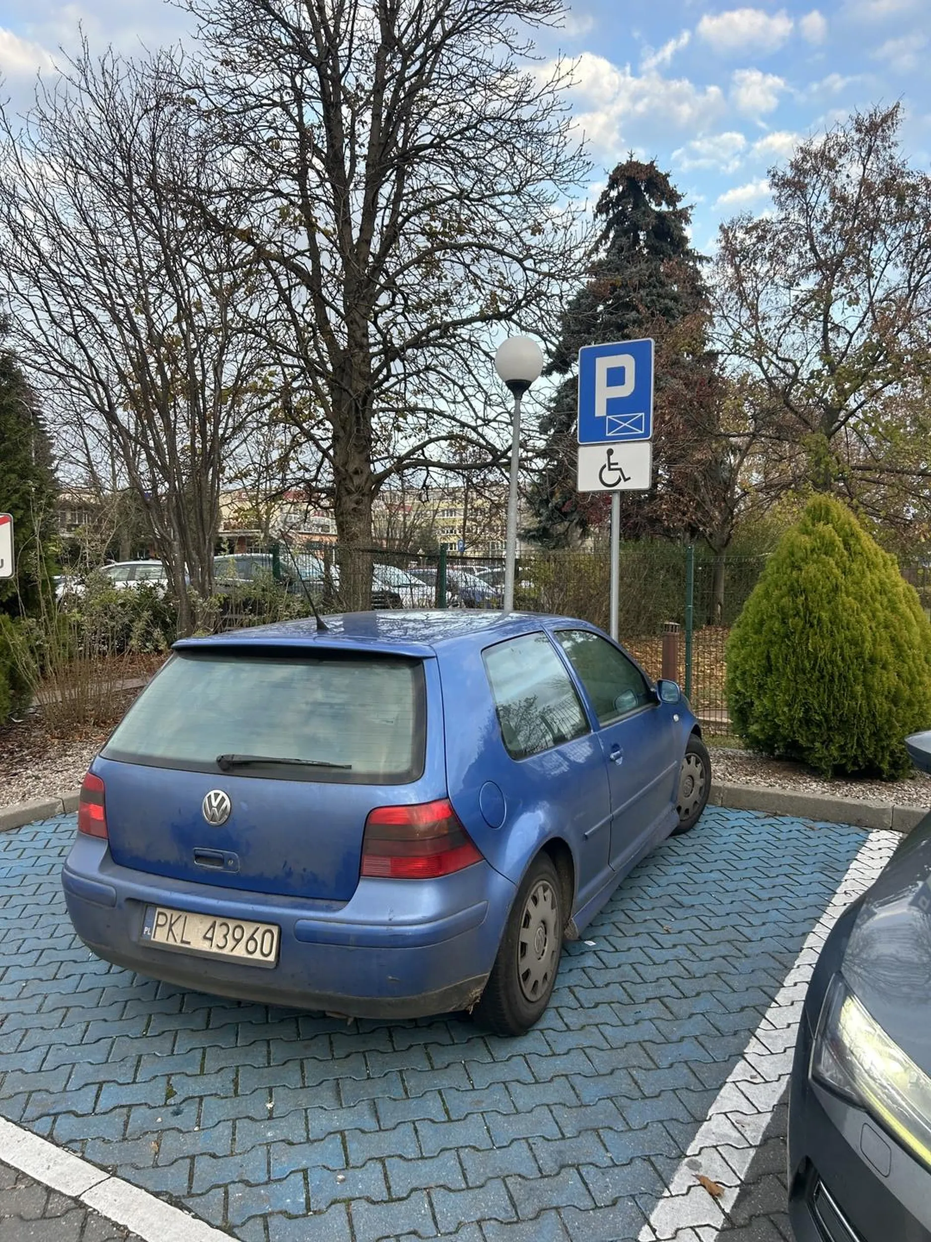 Gloviarz, który myśli, że wszystko mu wolno z tabliczka zaraz wracam, kradnie miejsce dla niepełnosprawnych, a po zwróceniu uwagi groził maczetą.