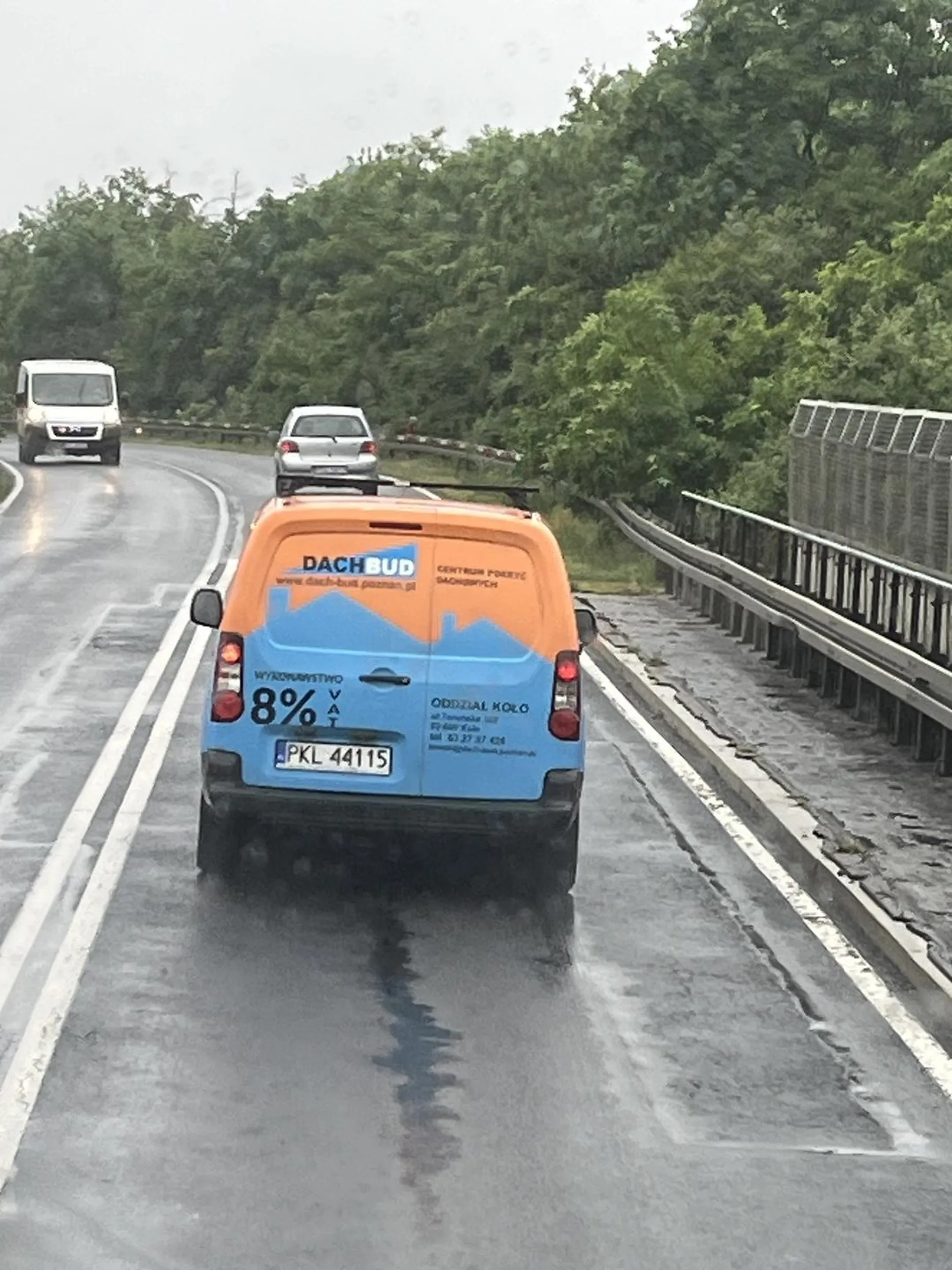 Rozmawia przez telefon podczas jazdy utrudniając płynne przemieszczanie się pojazdów znajdujących się na nim