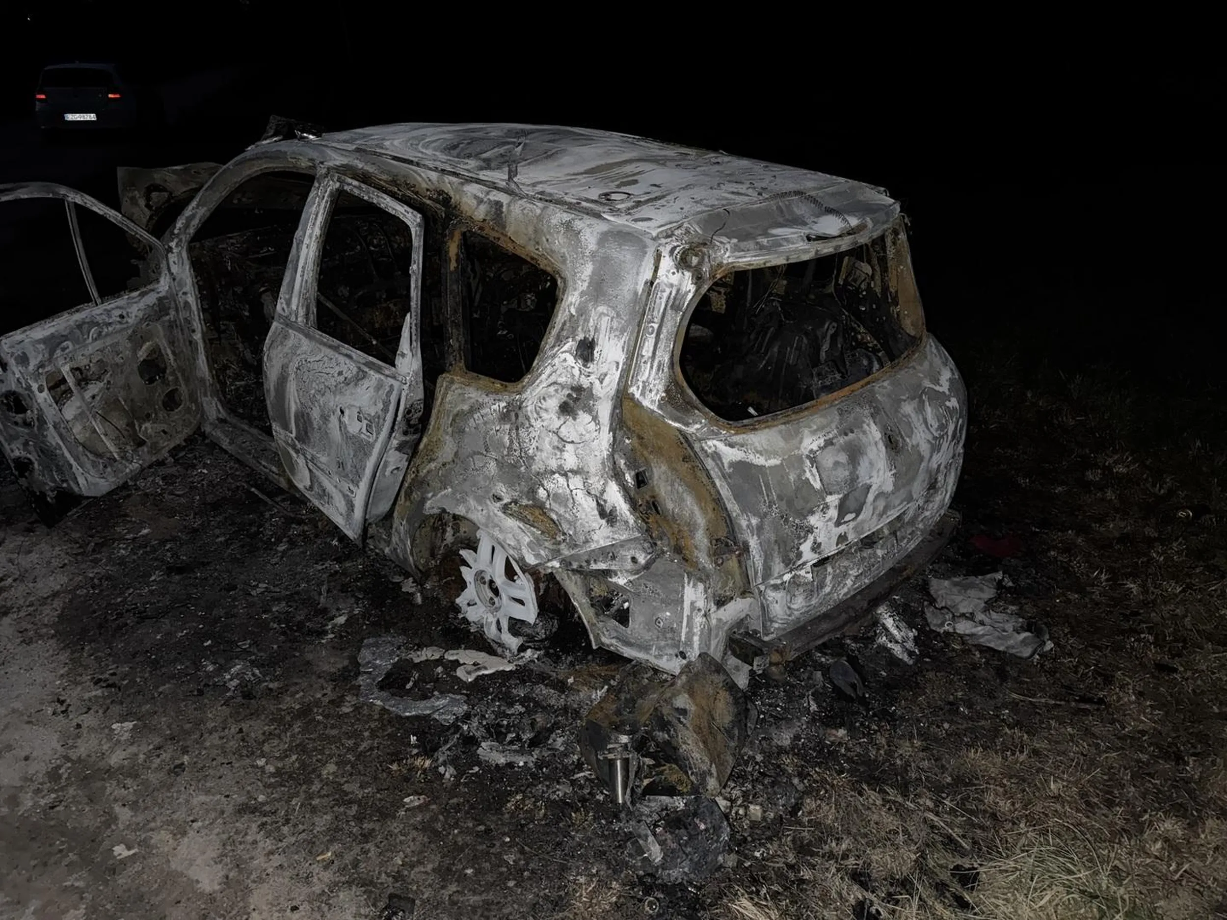 Co tu się wydarzyło? Auto spłonęło z tą rejestracją w środku.