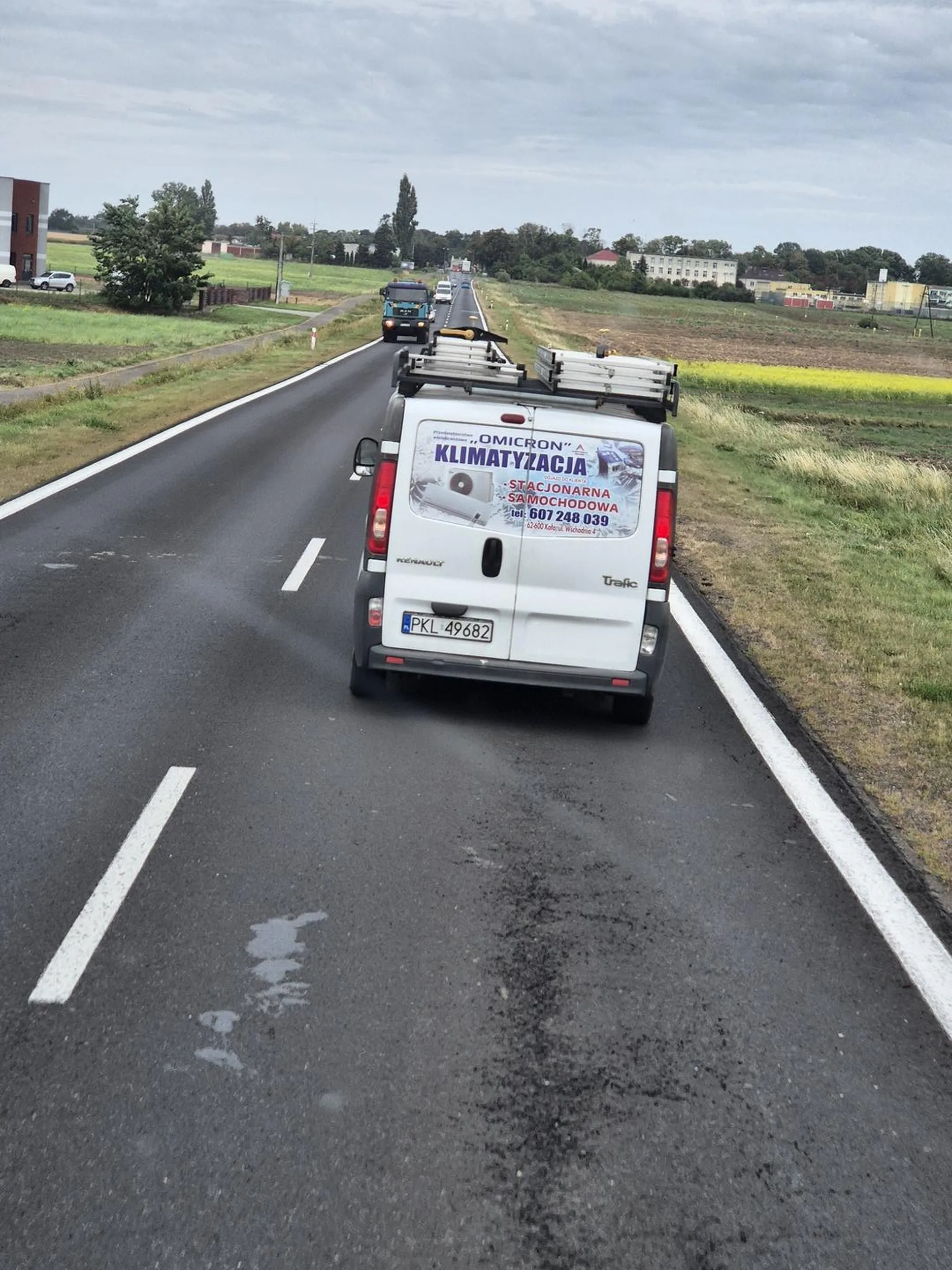 Specjalnie przyspiesza żeby go nie wyprzedzić, a jak nie można to się ciągnie 60 na godzinę, chu... ci wiesz gdzie ?