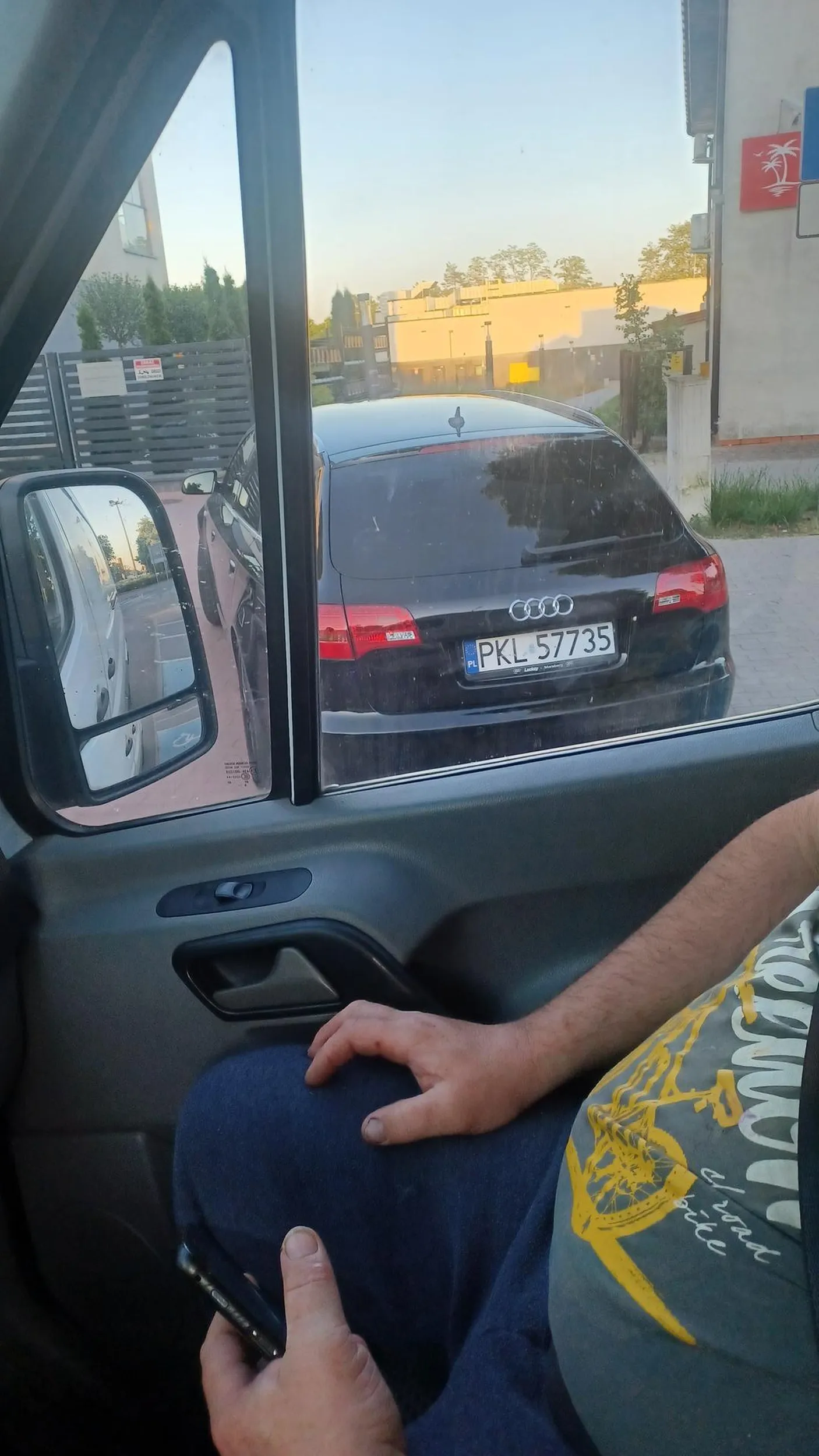 Kierowca bombowca jeździ po Kole i myśli, że mu wszystko wolno.blokuje,spowalnia ruch,na koniec może wyjść z auta i Cie zaatakować, widać że to jakiś diler duże źrenice naspeedowany uważajcie na te auto.