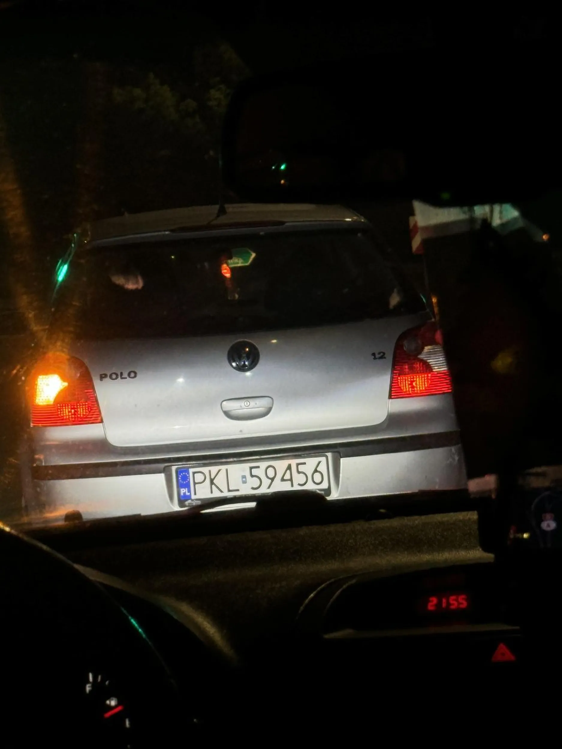 Wyprzedza na pasach, prawie potrącił/a pieszego. Byleby wyprzedzić kogoś zjeżdżając z ronda. Wieś i nic więcej