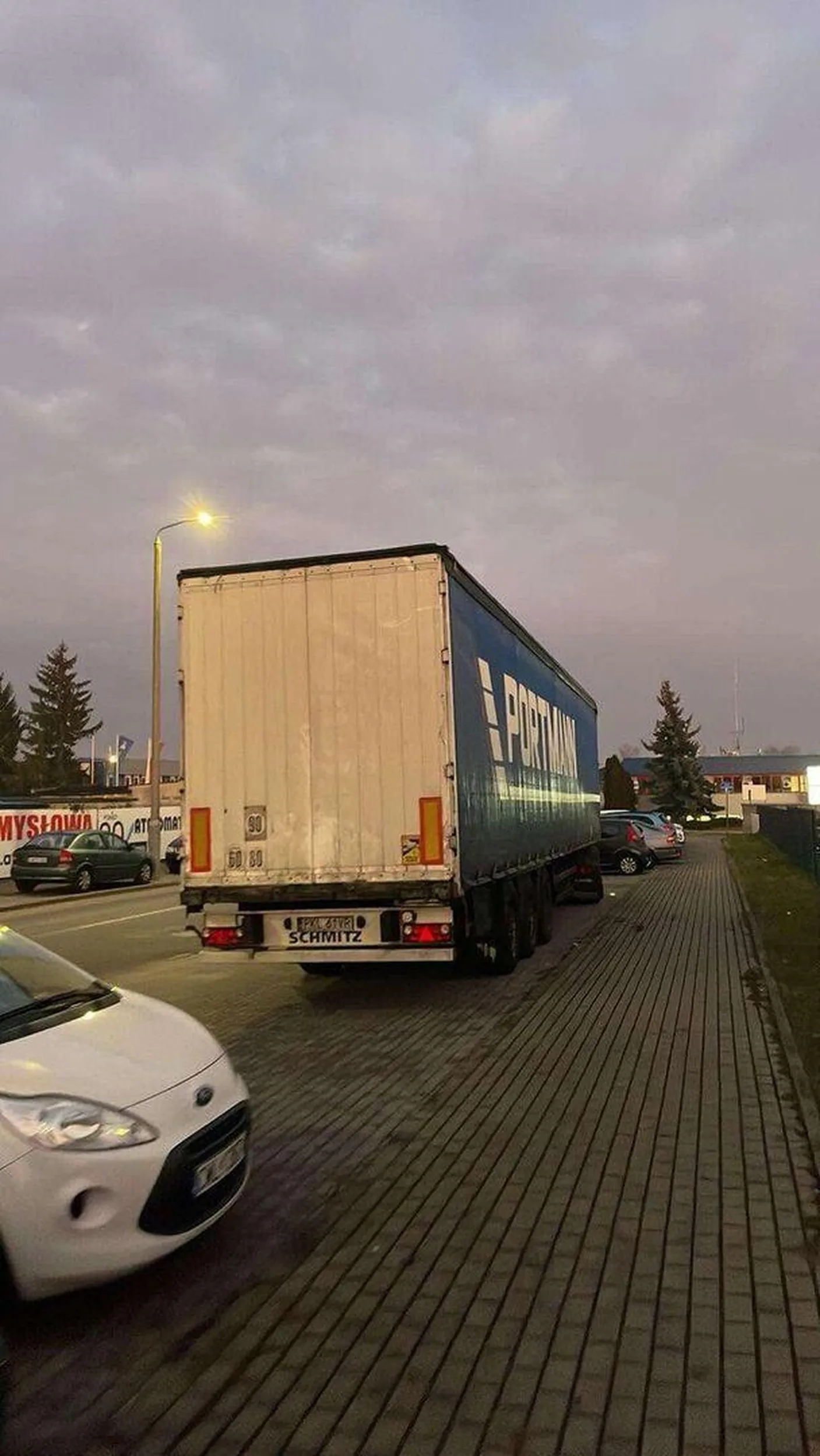 Naucz się parkować i czytać znaki! Nie ma miejsca dla postoju ciężarówek to się nie parkuje, a nie zabierasz ludziom miejsca do parkowania!