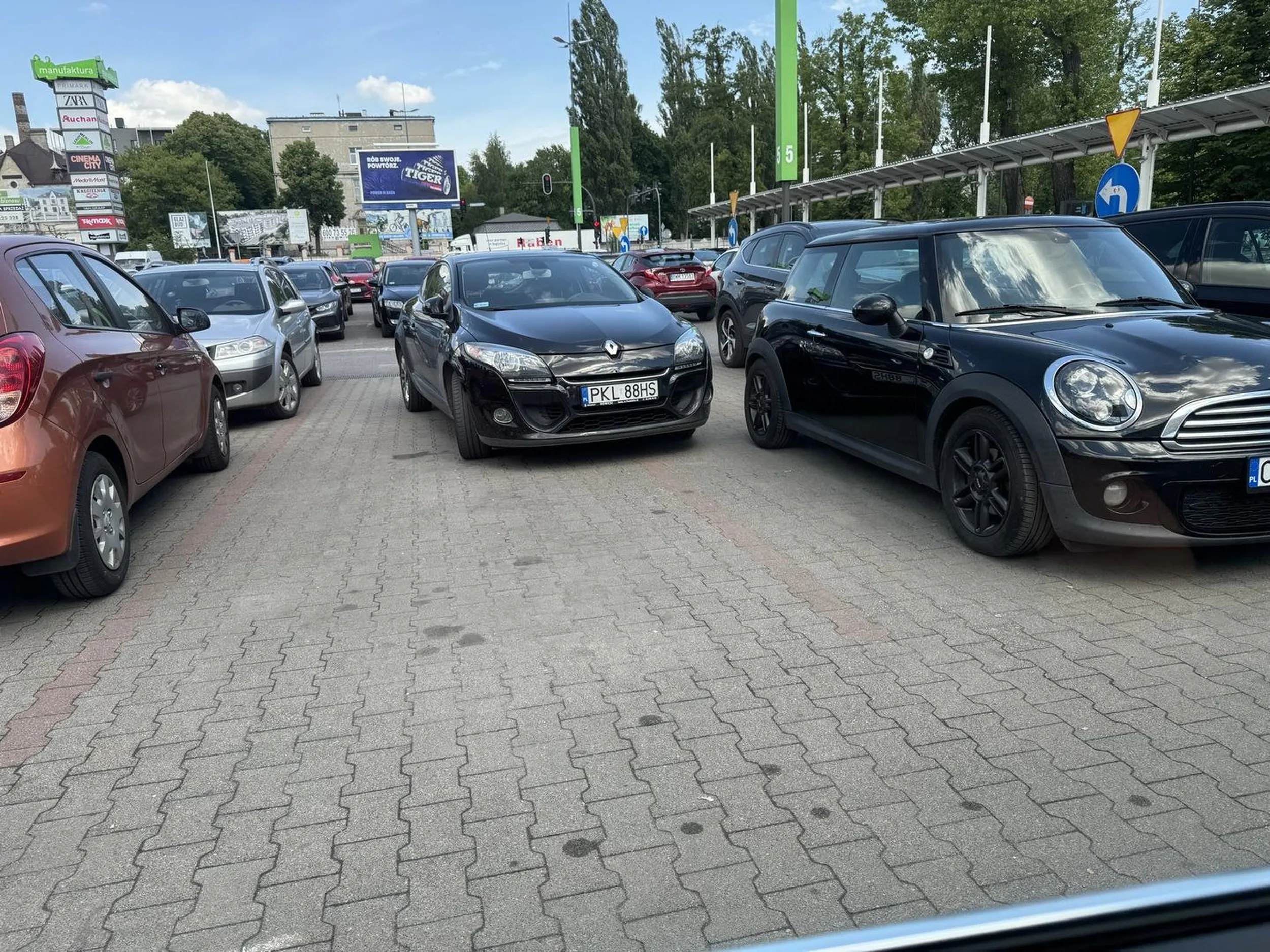 Mistrz parkowania na 4 miejscach.? Do szkoły na naukę parkowania. Łódź, Manufaktura.