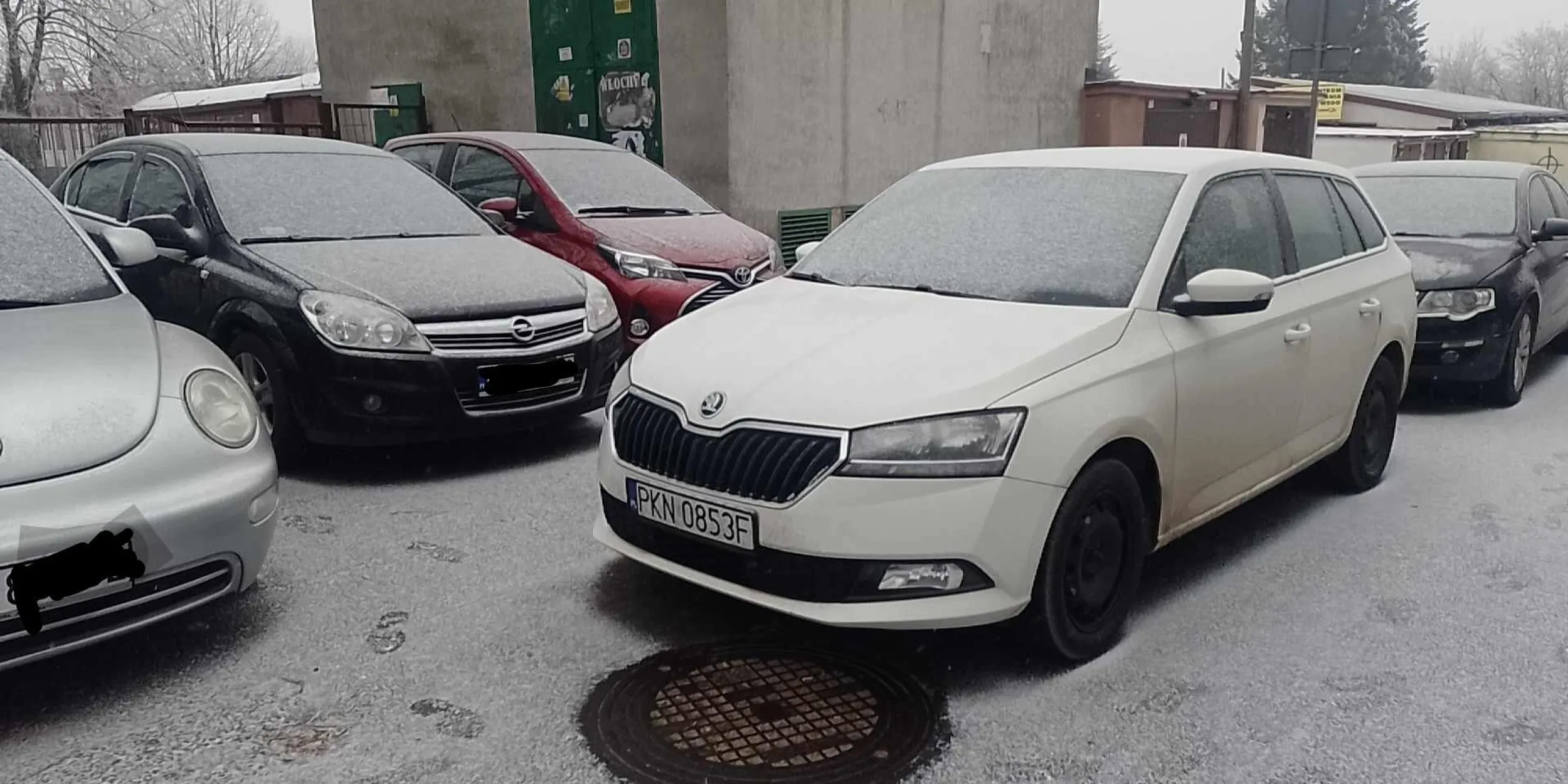 Młody chłopaczek nie interesuje się losem innych aut i blokuje innych parkujących. Jeśli przyjeżdżasz za późno i nie masz miejsca to szukaj dalej gałganie w fabii tatusia w leasingu. Nie pozdrawiam.