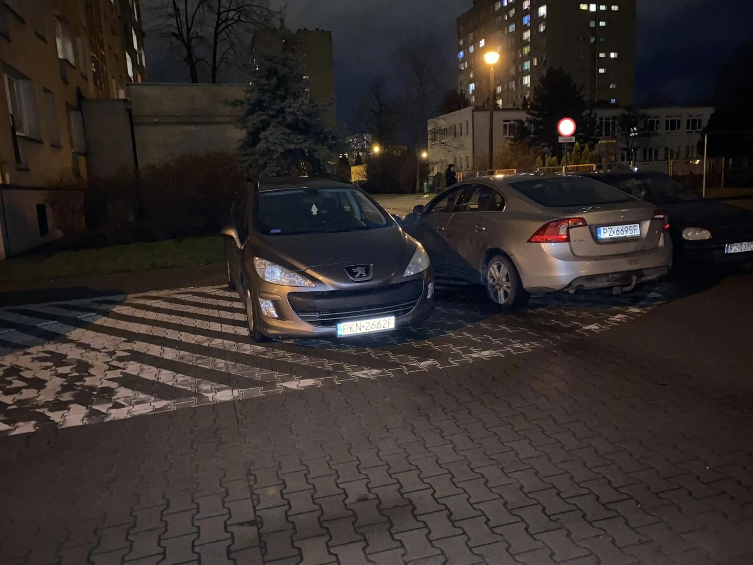 Ameba życiowa której ciężko 2 minuty dłużej szukać miejsca parkingowego tylko wiecznie staje na liniach.