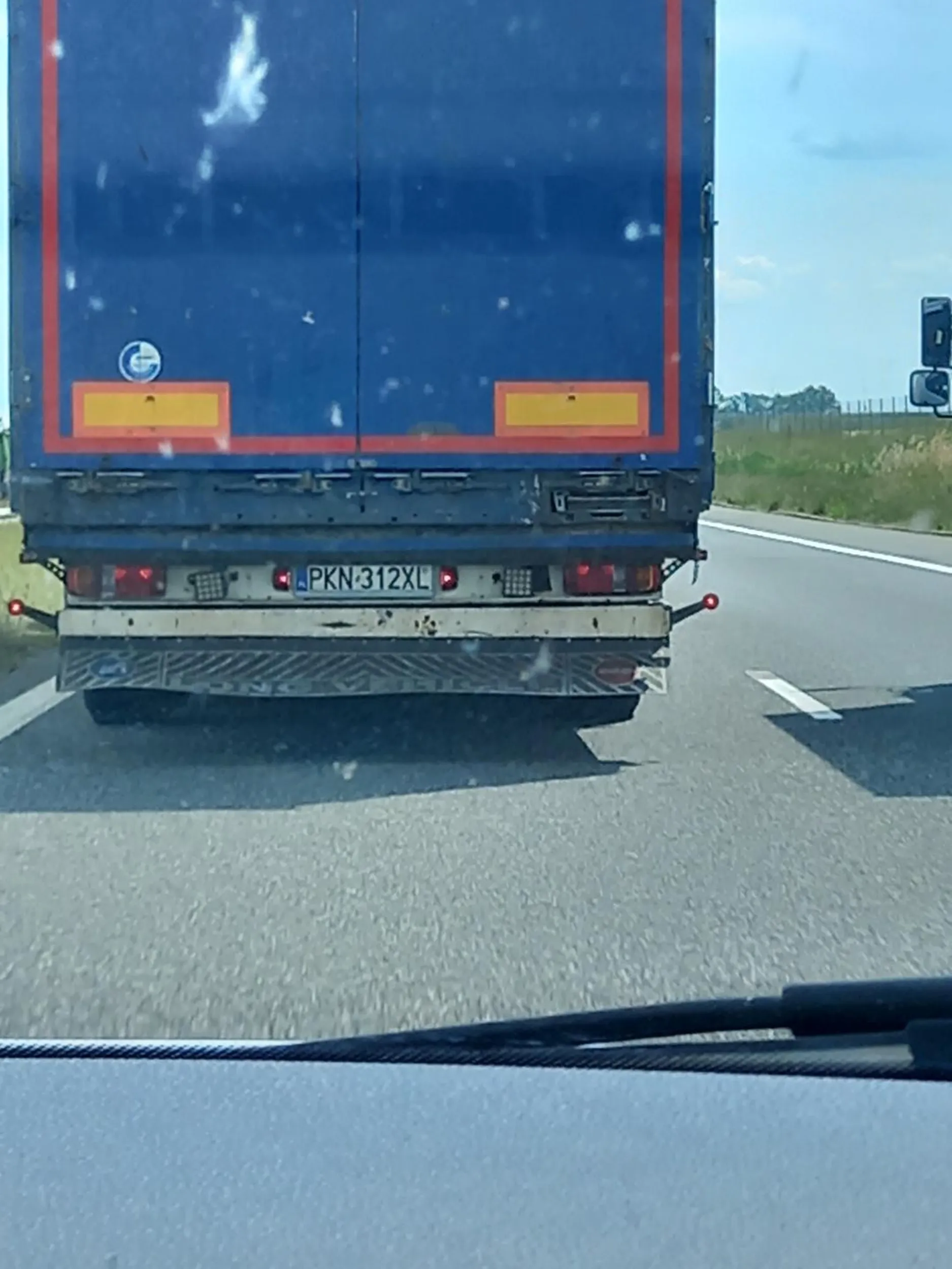 Łamie przepisy, wyprzedza na autostradzie.