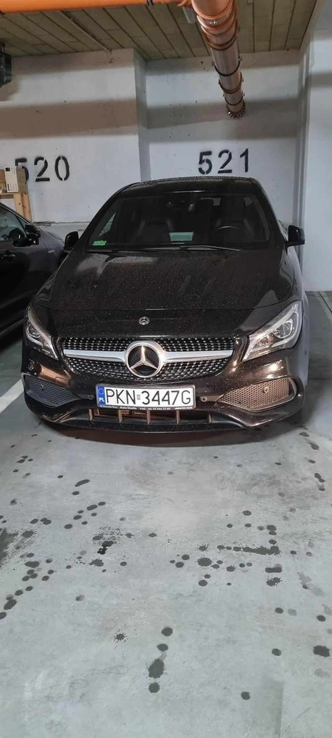 Dzien dobry zlodzieju miejsc, wiem ze kupienie auta za ostatnie pieniadze w leasing pozbawilo cie jedzenia ale prosze o to abys albo stawal na swoim miejscu postojowym albo nie wydawal pieniedzy na zdradzanie zony i zainwestowal w miejsce za 250 zl