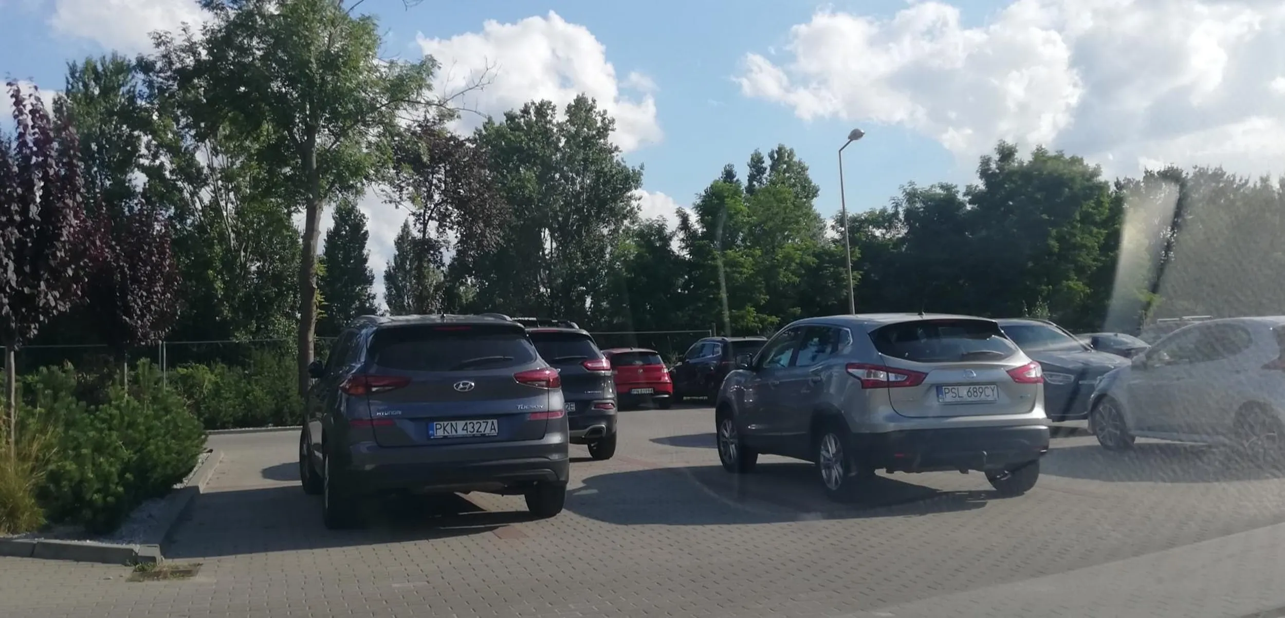 Tyle miejsca do manewrowania i poprawnego parkowania ale kobieta pokazuje się jako sztandarowa MAMOŁA