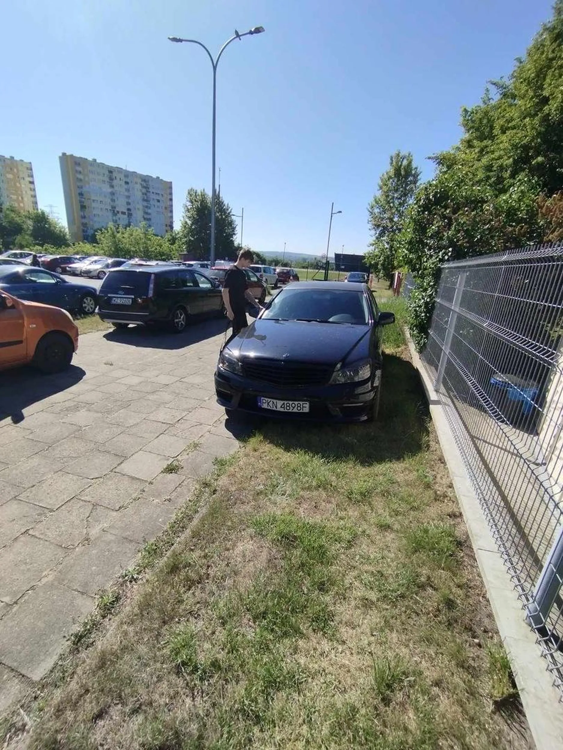 Kierowca Mercedesa nie potrafi parkować