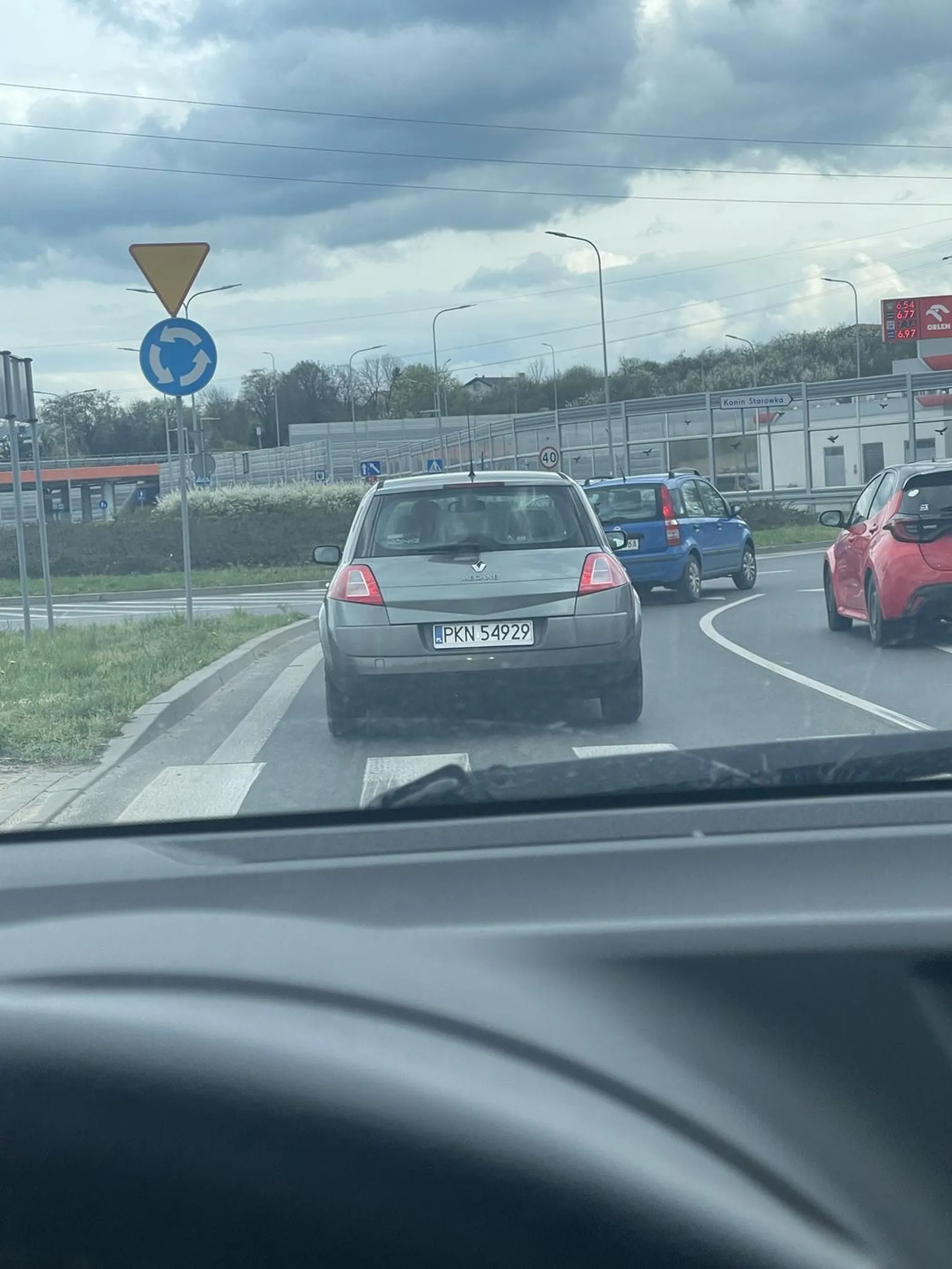 Najpierw jedzie jak ciota lewym pasem a jak chce się ciote wyprzedzić to przyspiesza i blokuje. Kozak z meganki