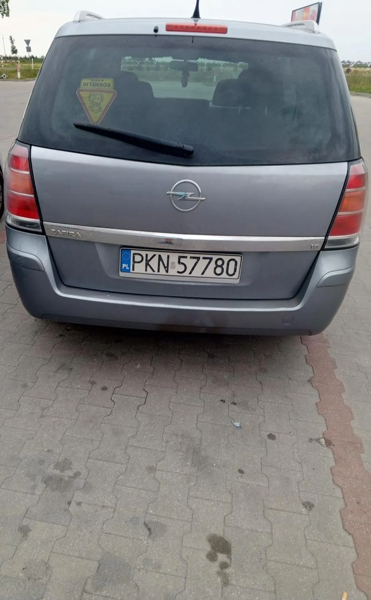 Kierowca opla zaparkował na 2 miejscach parkingowych