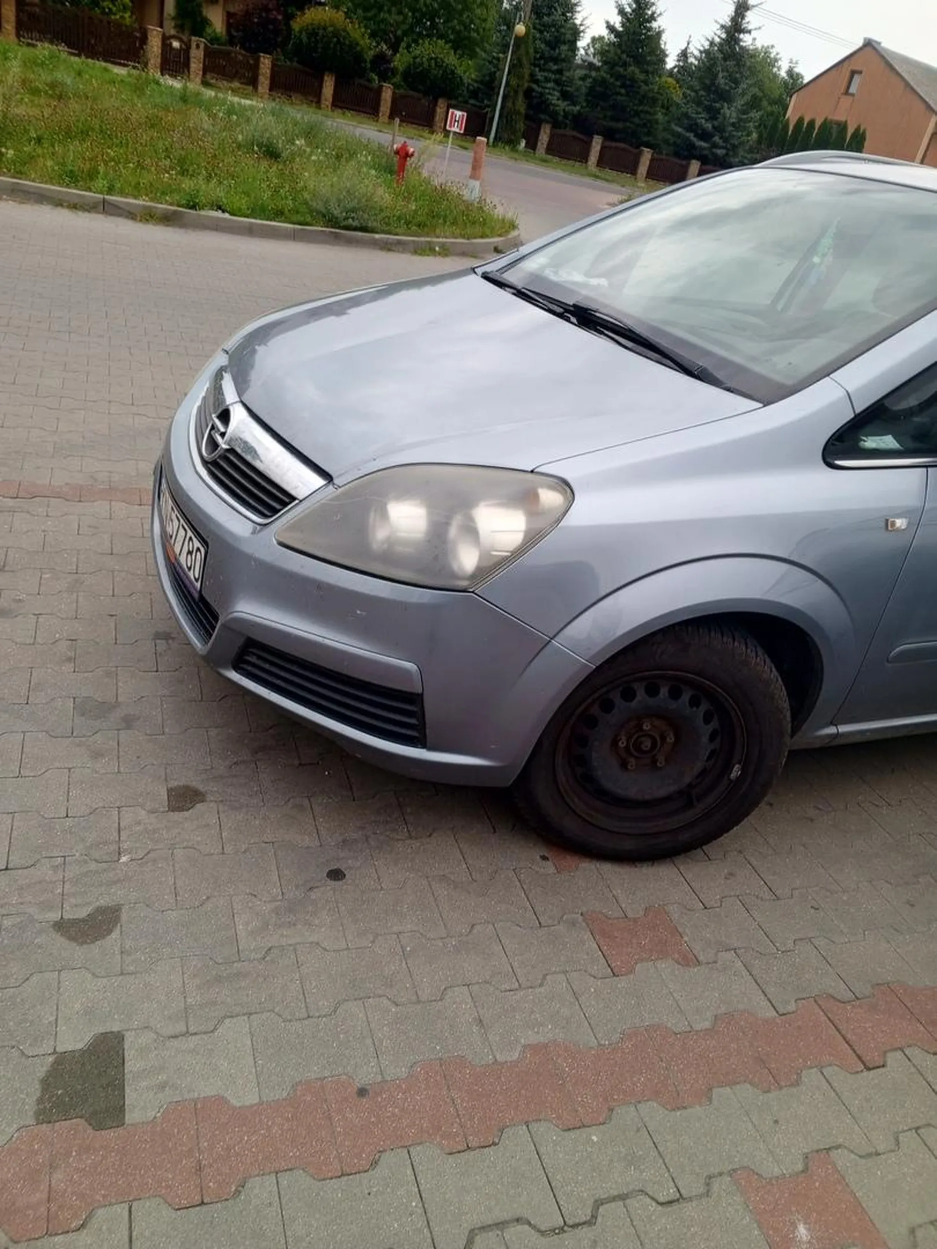 Kierowca opla zaparkował na 2 miejscach parkingowych