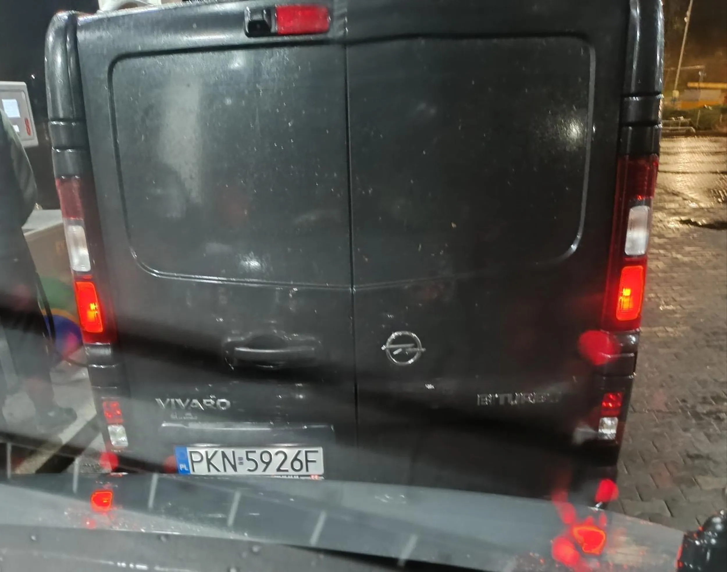 Człowieku wozisz ludzi busem ok to twoja praca ale kuźwa na co wychodzi Gosiu napięty odpala papierosa gdzie tankuje się paliwo widać  żeby lepiej z waszą firmą nie jeździć skoro pozwalacie na picie w aucie