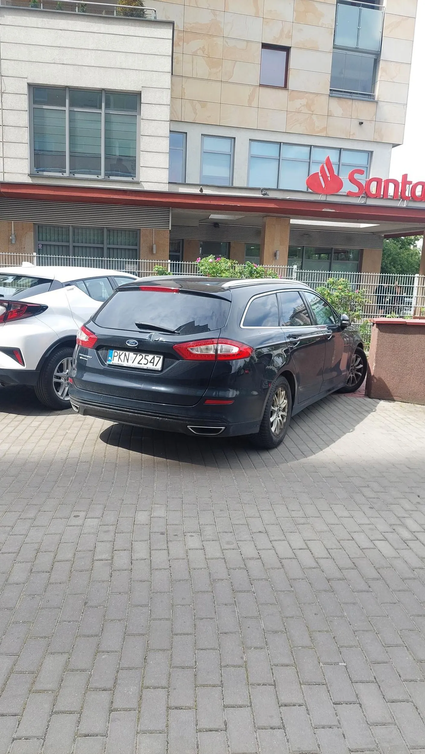 Po 1 osiedle to nie park&ride, żeby zastawiać mieszkańcom miejsce na cały dzień a po 2 jak już tak robisz, wybierz do tego miejsce parkingowe, a nie blokujesz przejście i utrudniasz przejazd dostawczakom