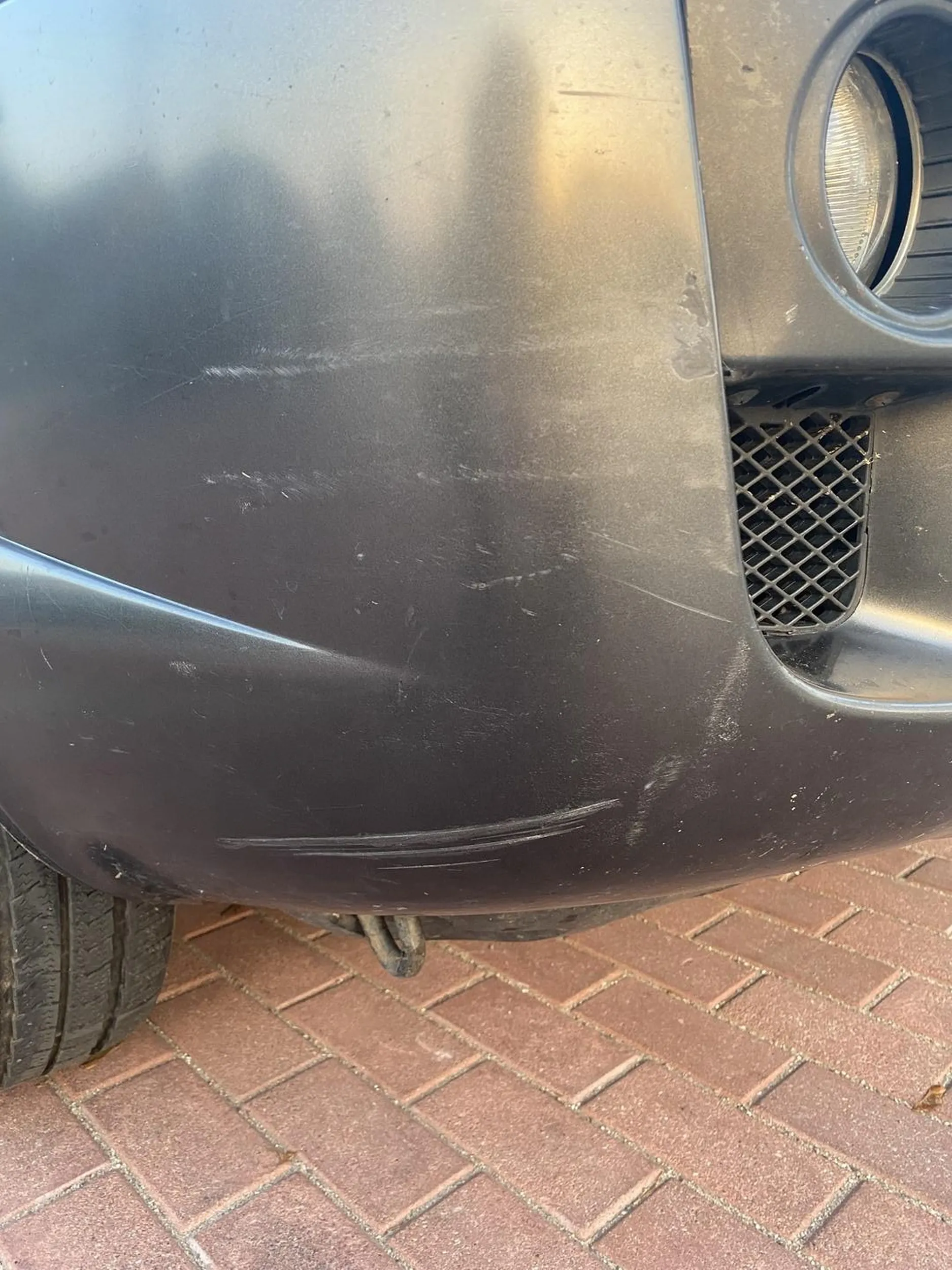 Pani w Bieźuniu cofając wjechała mi w przedni bok samochodu obok supermarketu co przyniosło duże rysy, od razu uciekła z miejsca zdarzenia.