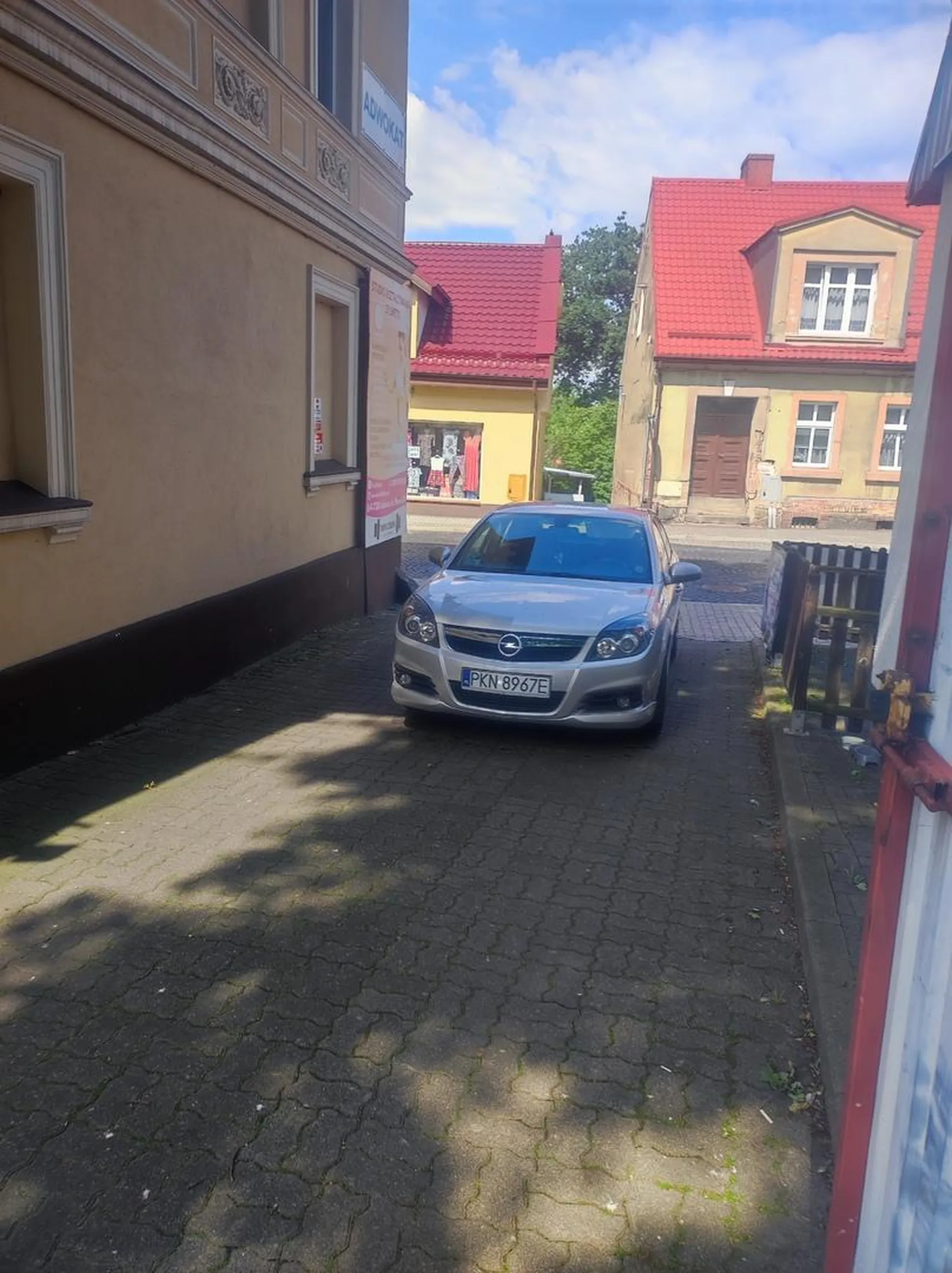 Kolejna osoba blokująca wjazd...