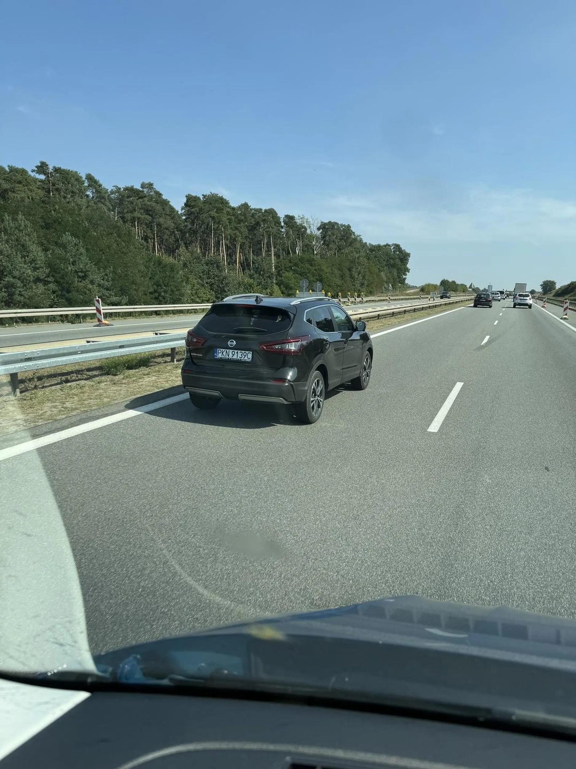 Mistrz lewego pasa, który blokuje cały lewy na A2. Idiotic jak to czytasz to odsyłam do przepisów drogowych.