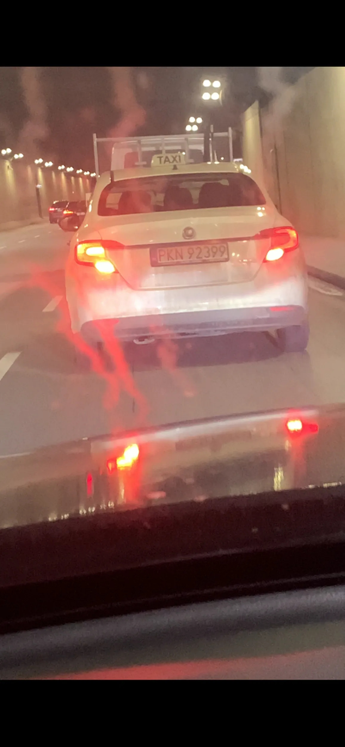 Taksiarz co wjechał mi w samochód po czym zaczął uciekać tym swoim białym fiacikiem. Wybrzeże Kościuszkowskie na wysokości ulicy Karowej, 22 stycznia o godzinie 10. Jak ktoś go zna to niech mu powie ze ma listy od policji oczekujące