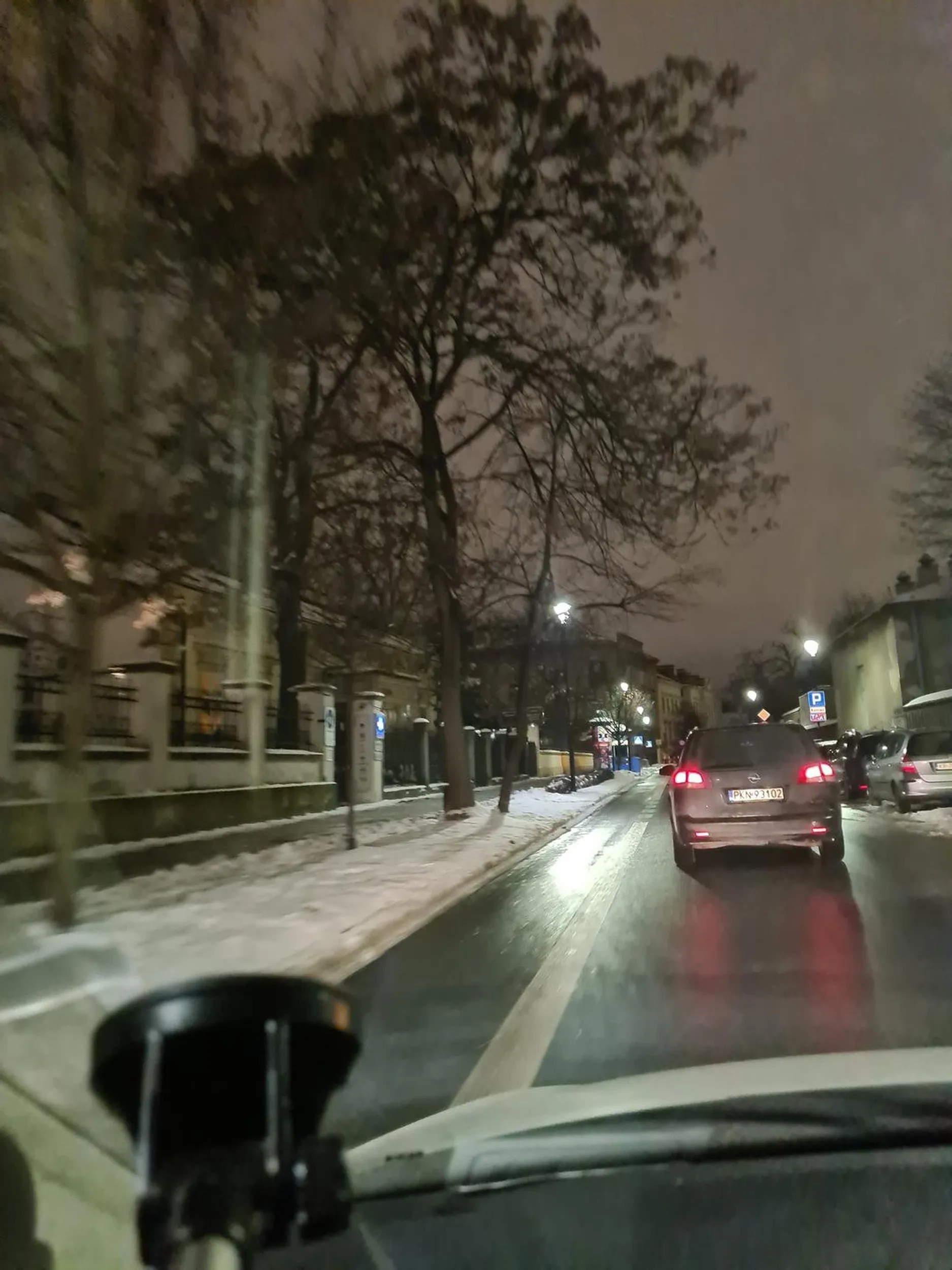 Kierowca spowalnia ruch jedzie niepewnie. Hamuje bez potrzeby