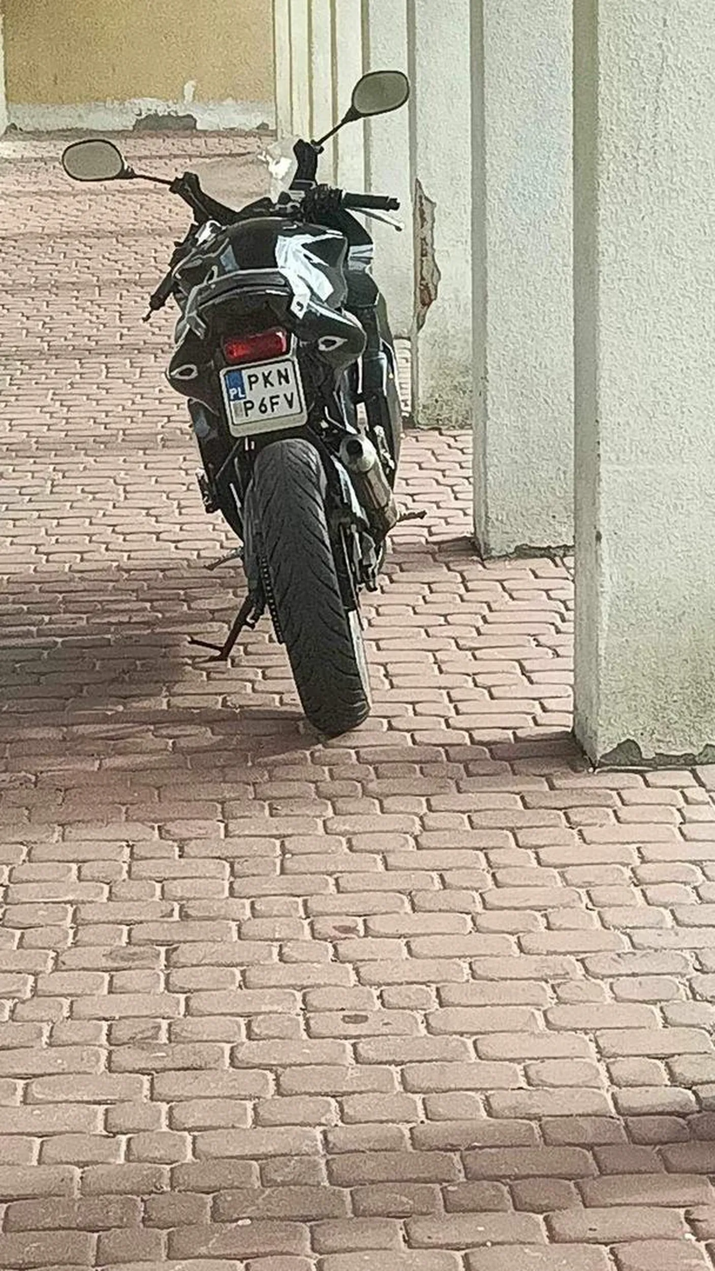 kierowca parkuje w niedozwolonych miejscach