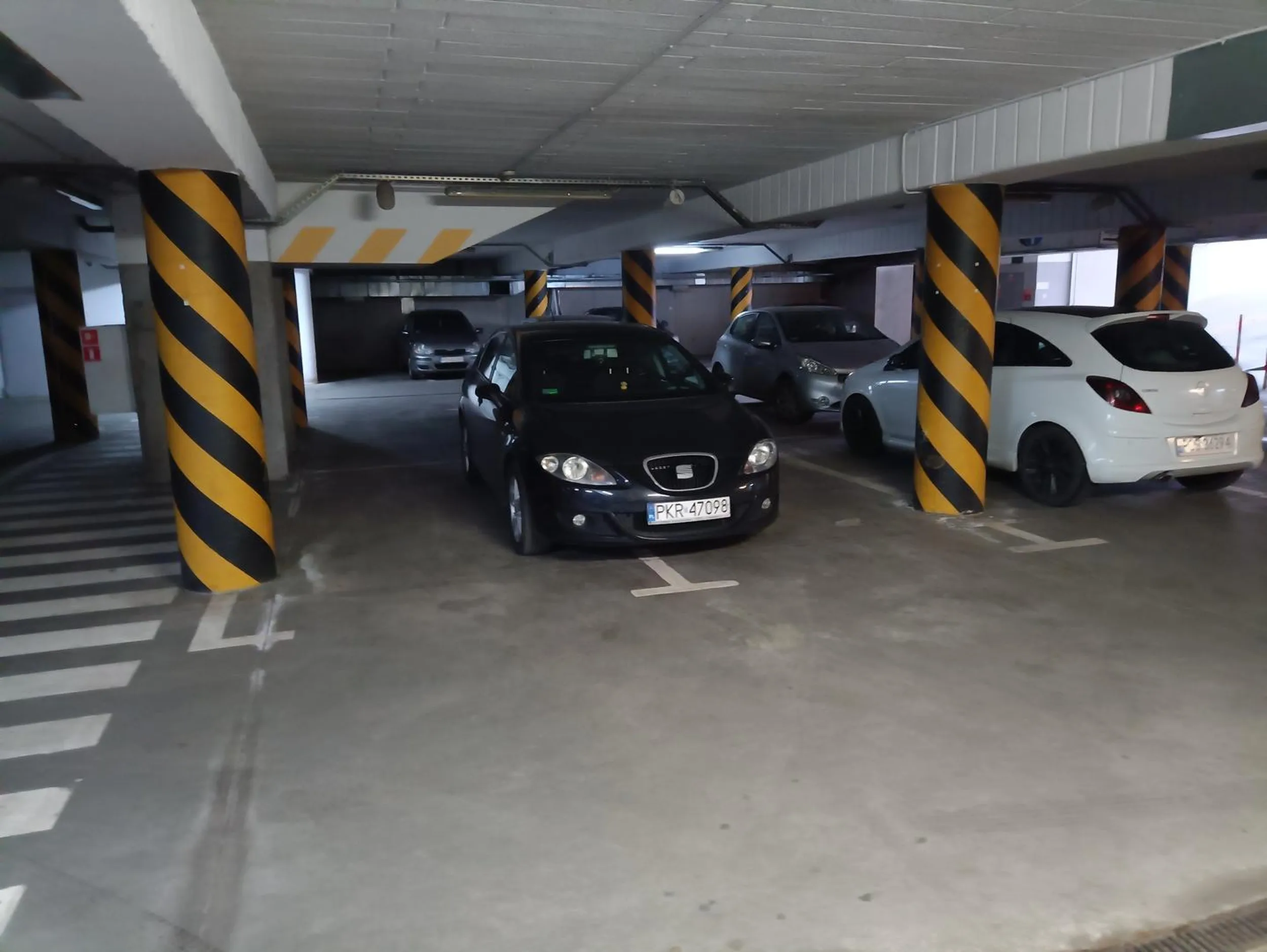 Ja rozumiem że parking podziemmy w galerii jest ciasny, ale to nie upoważnia do parkowania jak na zdjęciu ...