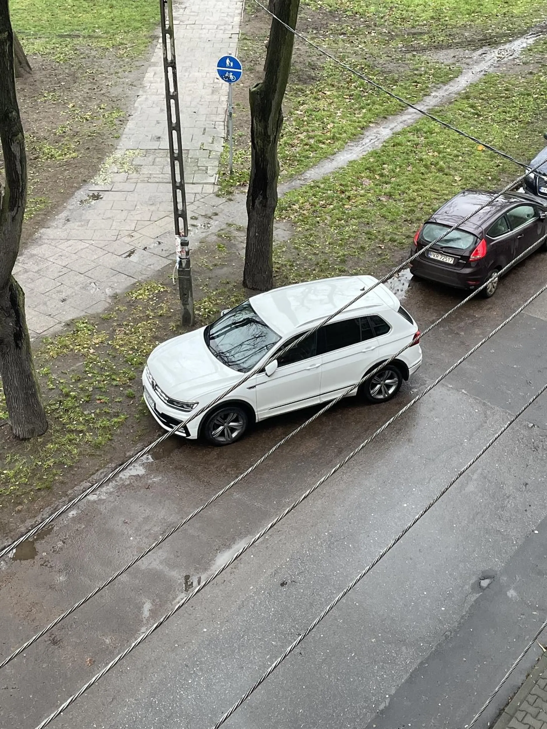 Zajmuje 2 miejsca parkingowe ?