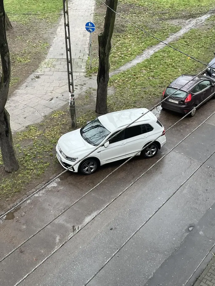 Zajmuje 2 miejsca parkingowe ?