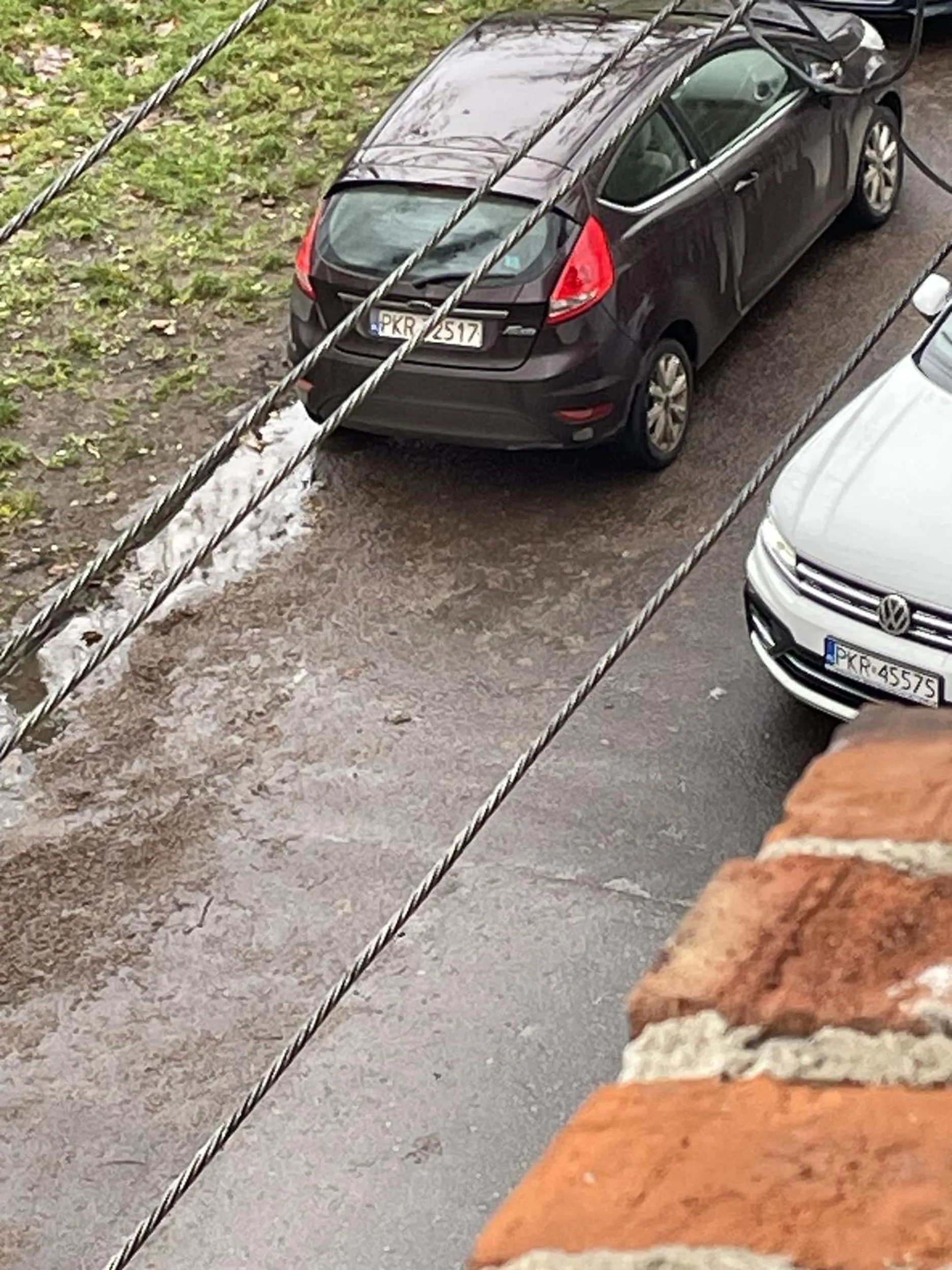 Zajmuje 2 miejsca parkingowe ?